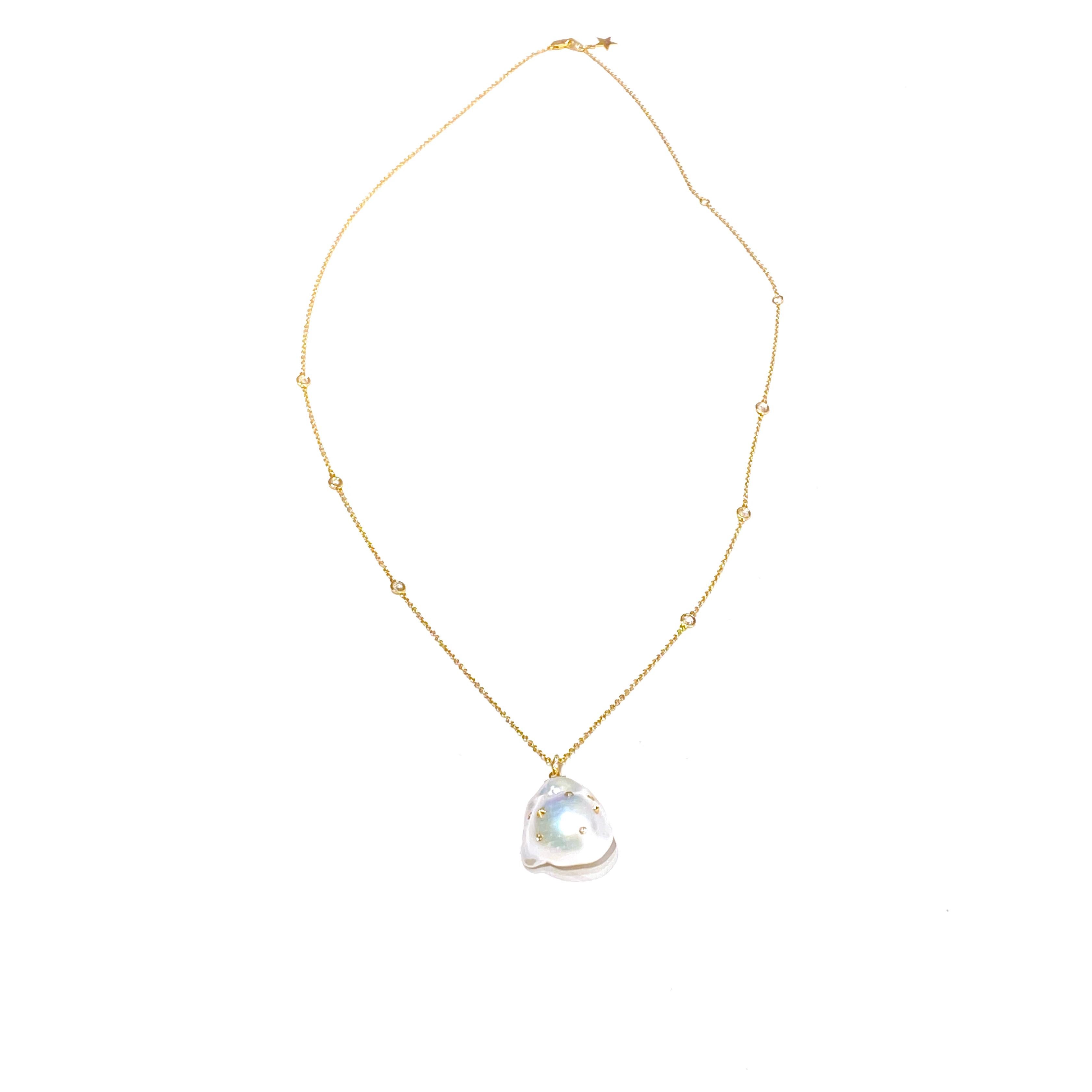 Bibi Van Der Velden lässt sich von der Schönheit der Unvollkommenheit inspirieren und formt exotische MATERIALIEN zu einzigartigen Schmuckstücken, die ihren Respekt für unsere natürliche Welt zum Ausdruck bringen.

Dieses Collier besteht aus einer