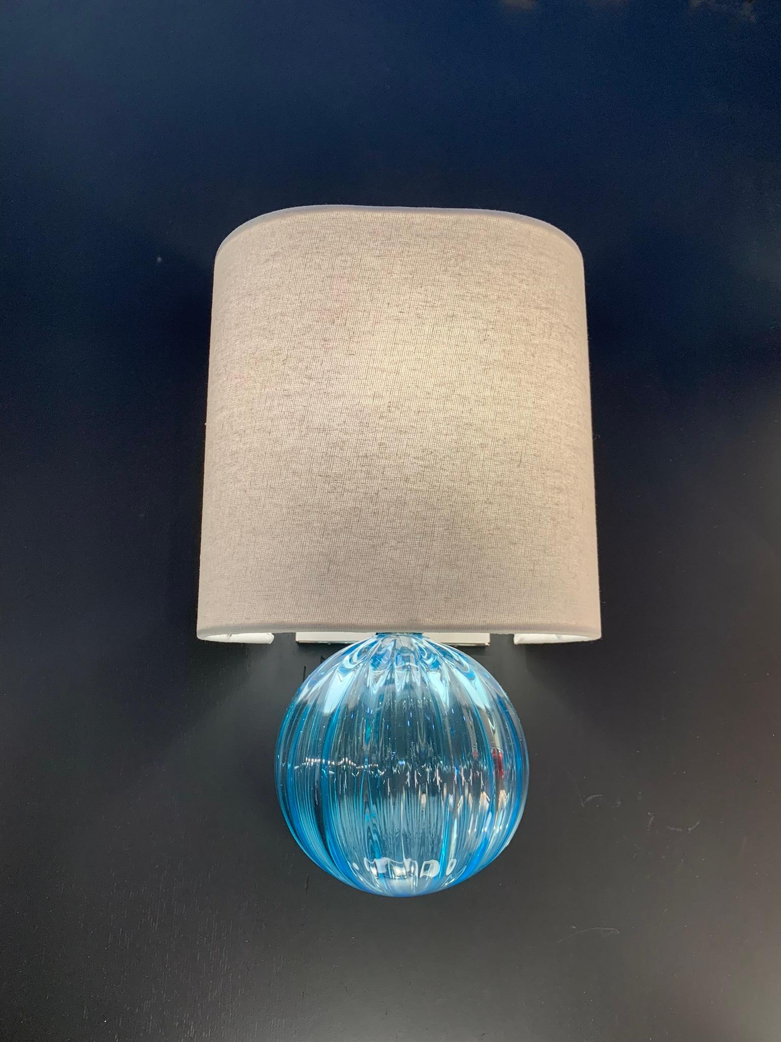 BIBI Wall Sconce-Linen Shade With Fluted Glass Body By LUXE Cepillado en venta
