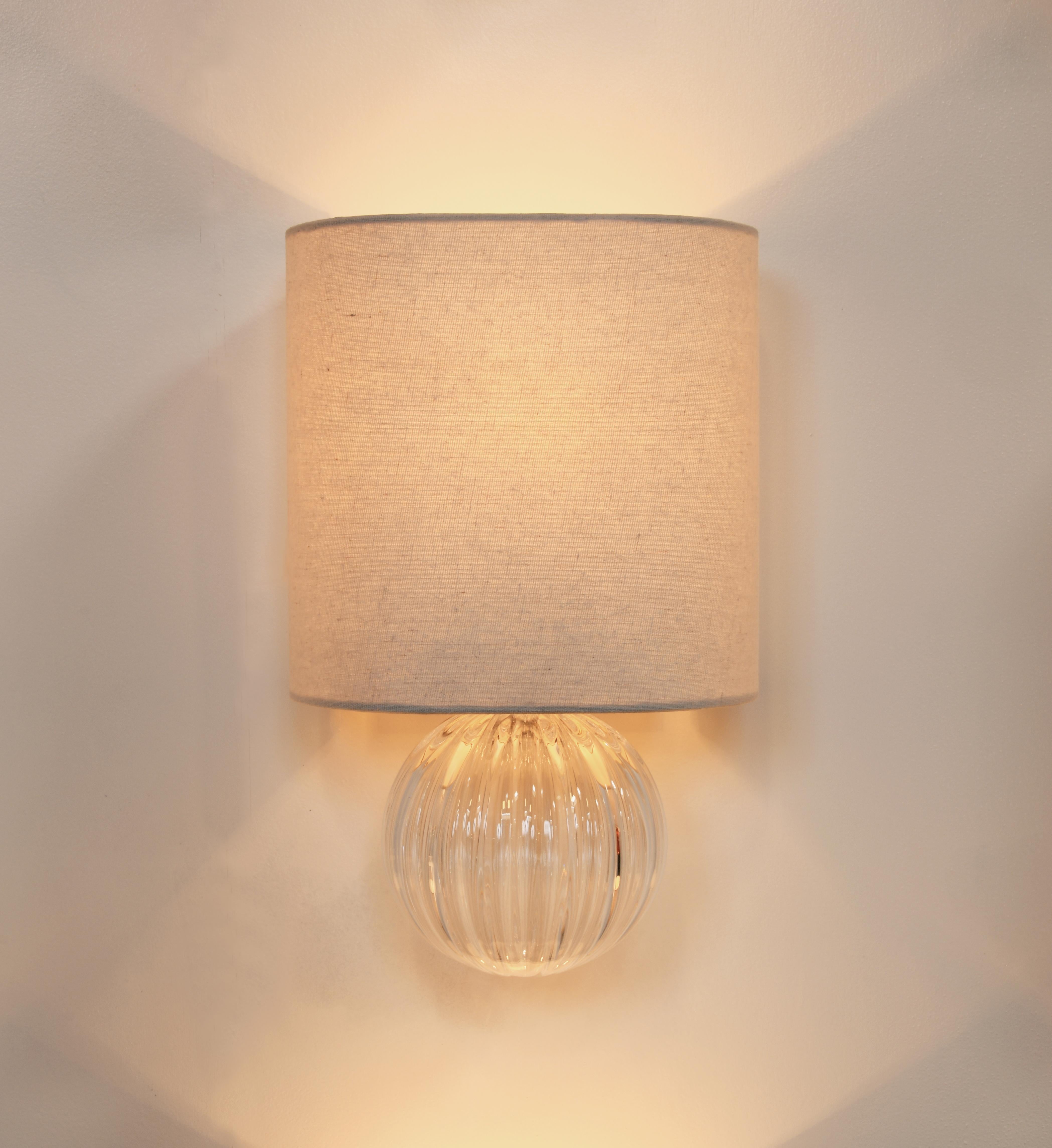 BIBI Wall Sconce-Linen Shade With Fluted Glass Body By LUXE Latón en venta
