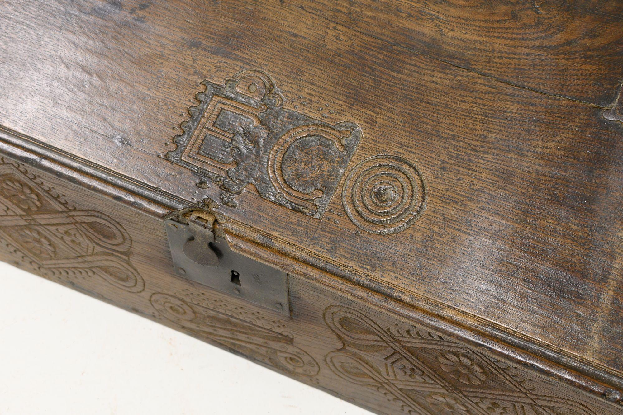Caja bíblica de roble con tapa de escritura inclinada. Circa 1740.
Alto 26 cm x Ancho 66 cm x Fondo 46 cm