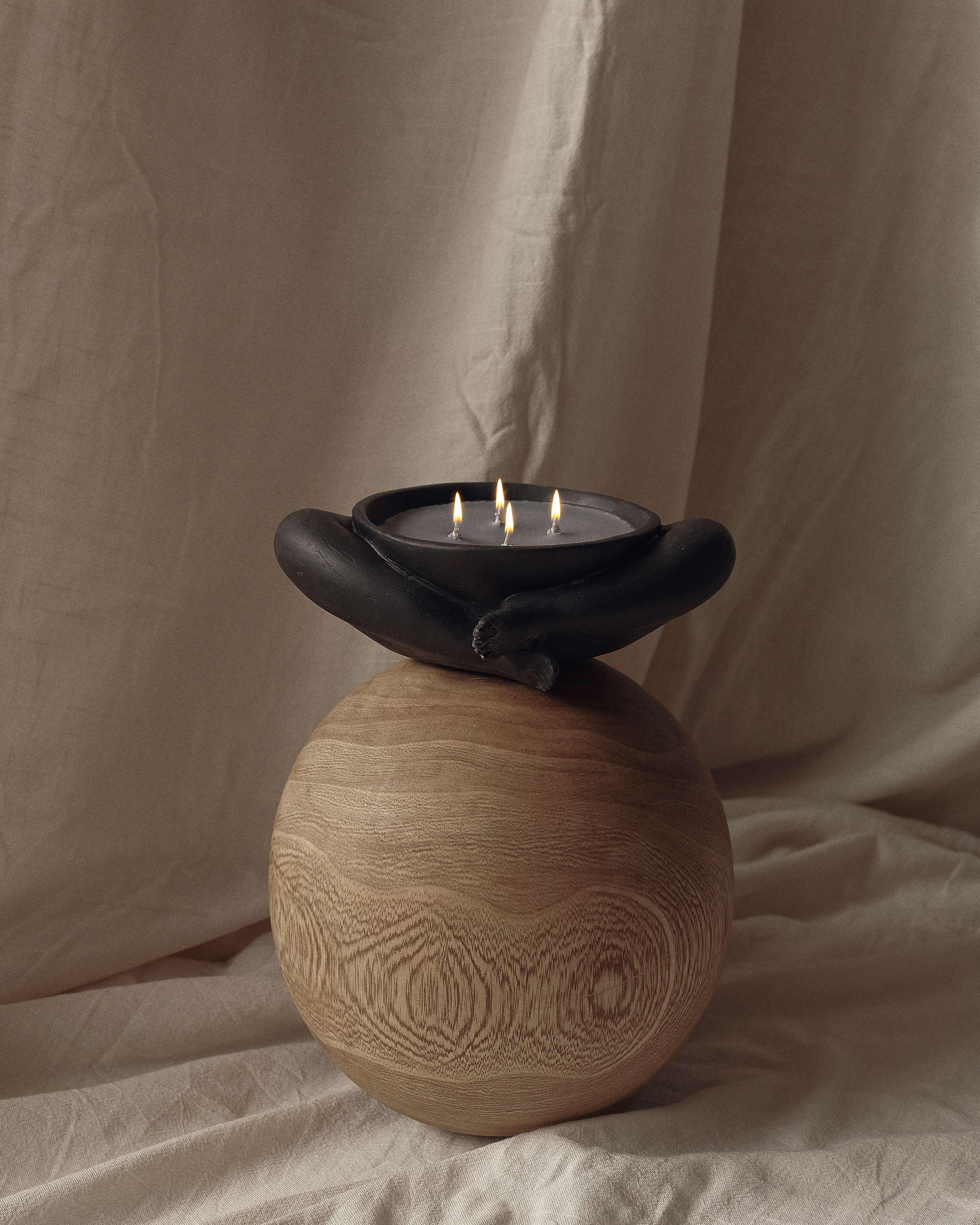 La Escultura Biblichor en negro es un objeto de diseño esculpido que hace las veces de vela, con notas de melocotón, ciruela, peonía, violeta, cuero, pachulí, vainilla y almizcle.

Cada pieza es cuidadosamente esculpida a mano en arcilla y