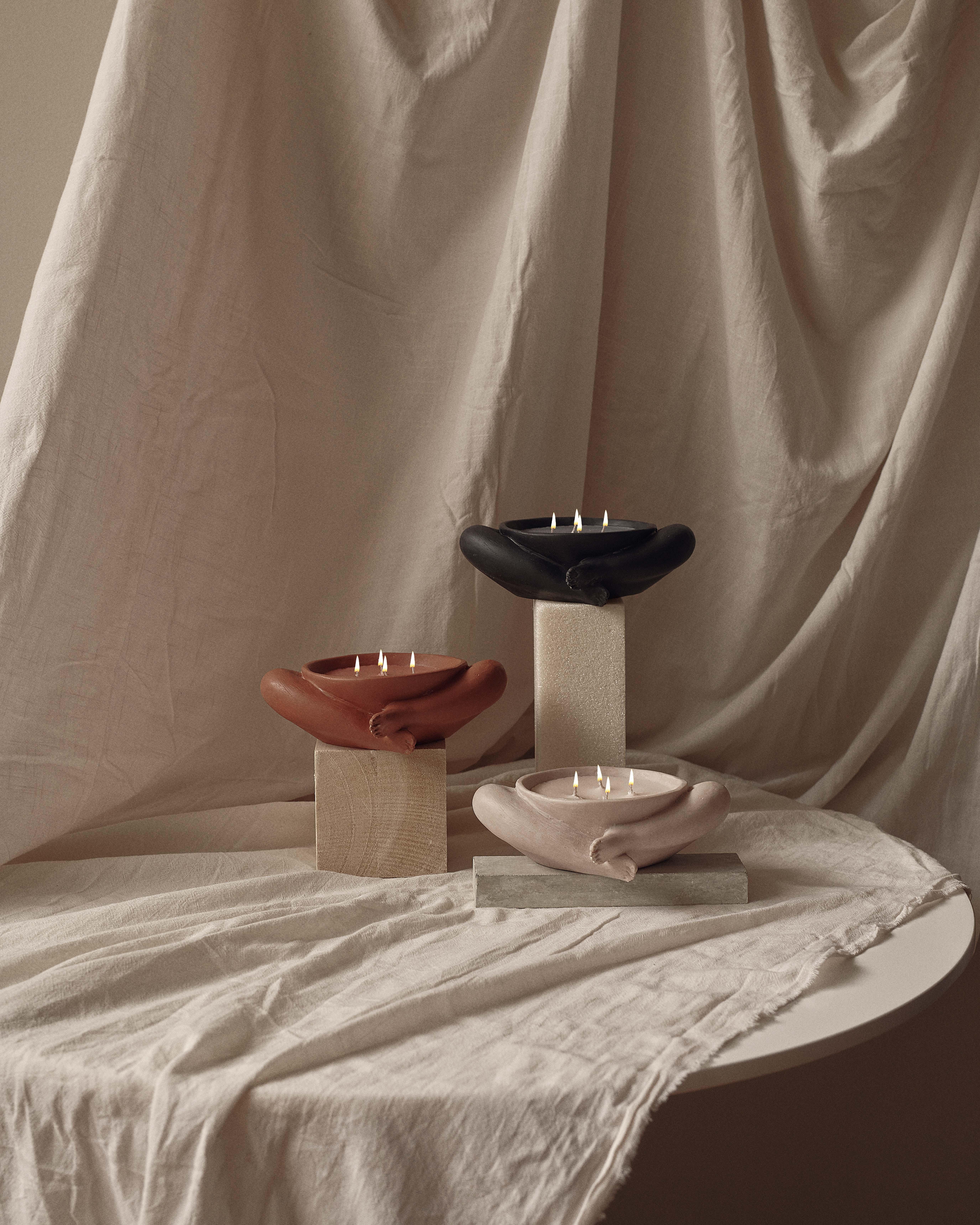 Vela Escultórica Marcela Cure Pose Meditativa - Biblichor Colombiano en venta