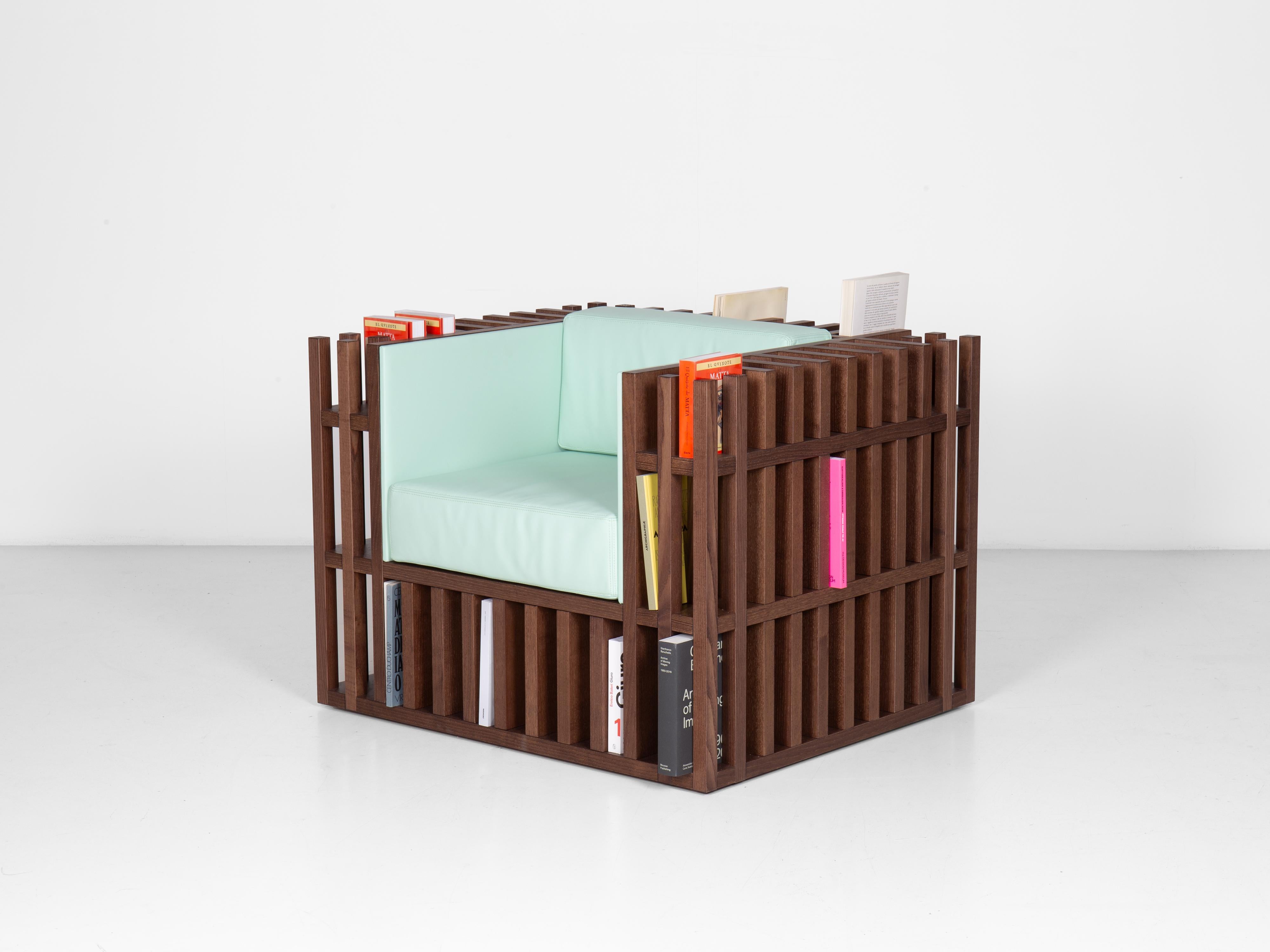 Bibliochaise, le fauteuil-bibliothèque du designer Giovanni Gennari.

Nature : bois de chêne plaqué composite (naturel ou teinté) ou bois laqué mat, rembourrage en mousse de polyuréthane, revêtement en cuir disponible en différentes