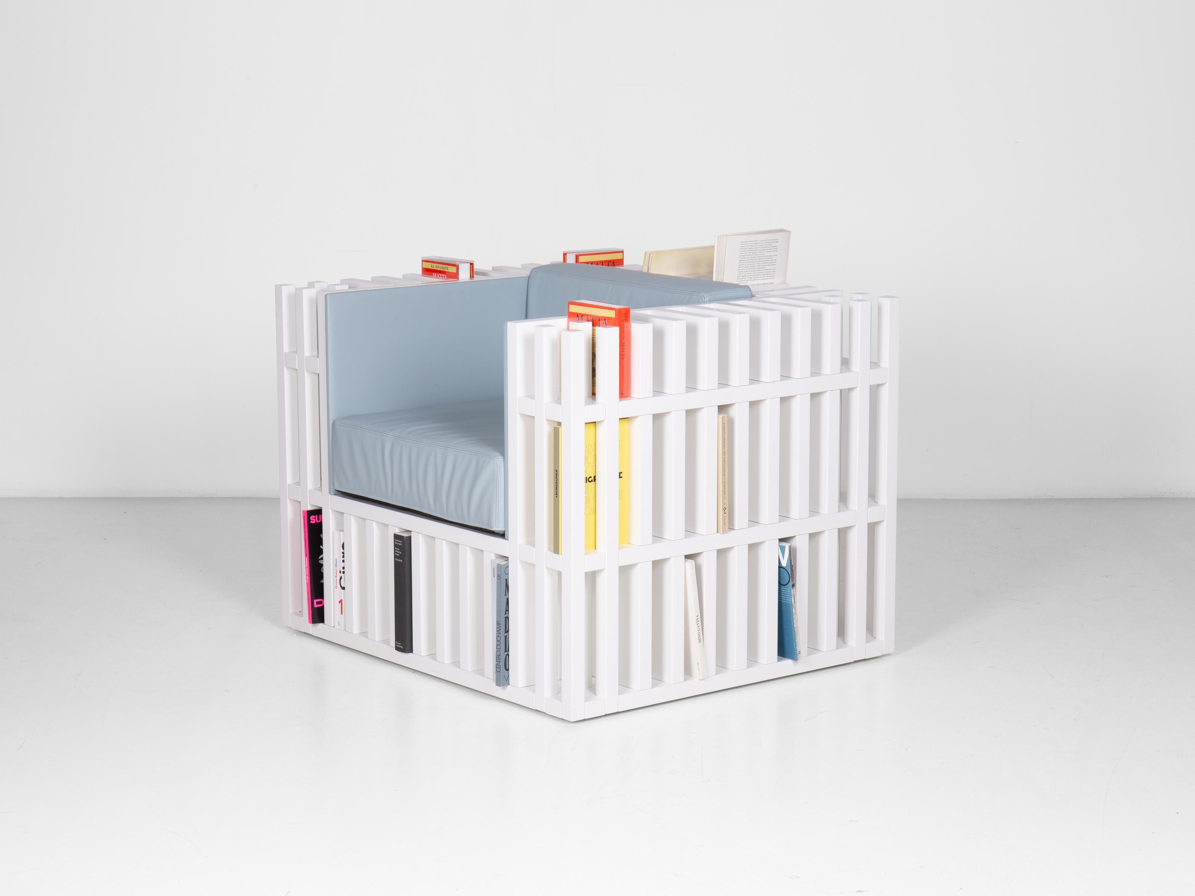 Bibliochaise, el sillón-librería del diseñador Giovanni Gennari.

Materiales: madera lacada brillante, relleno de espuma de poliuretano, tapicería de cuero disponible en distintos colores.

Producida originalmente por Nobody&co., Bibliochaise se