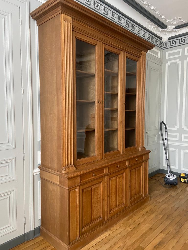 French library period late nineteenth in solid oak.

The upper part opens with three glass doors and features adjustable shelves, making it easy to adjust in height.

The shelves are held by bronze gougeons. This is very rare. 

The glazing is