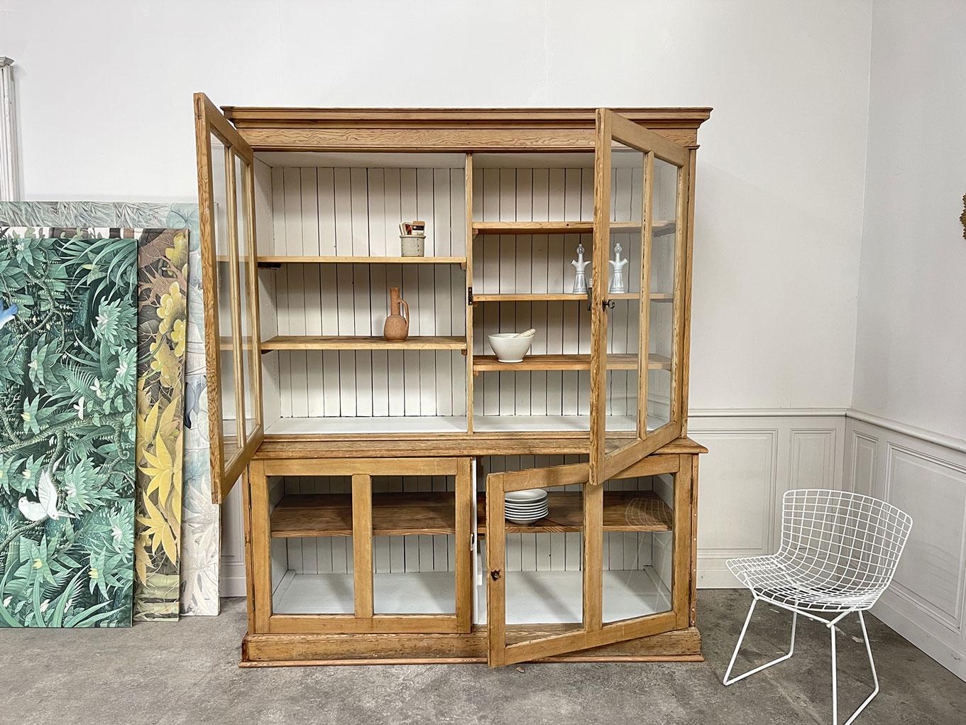 Apothekenbücherei in Sapin, 1930er Jahre (Mitte des 20. Jahrhunderts) im Angebot