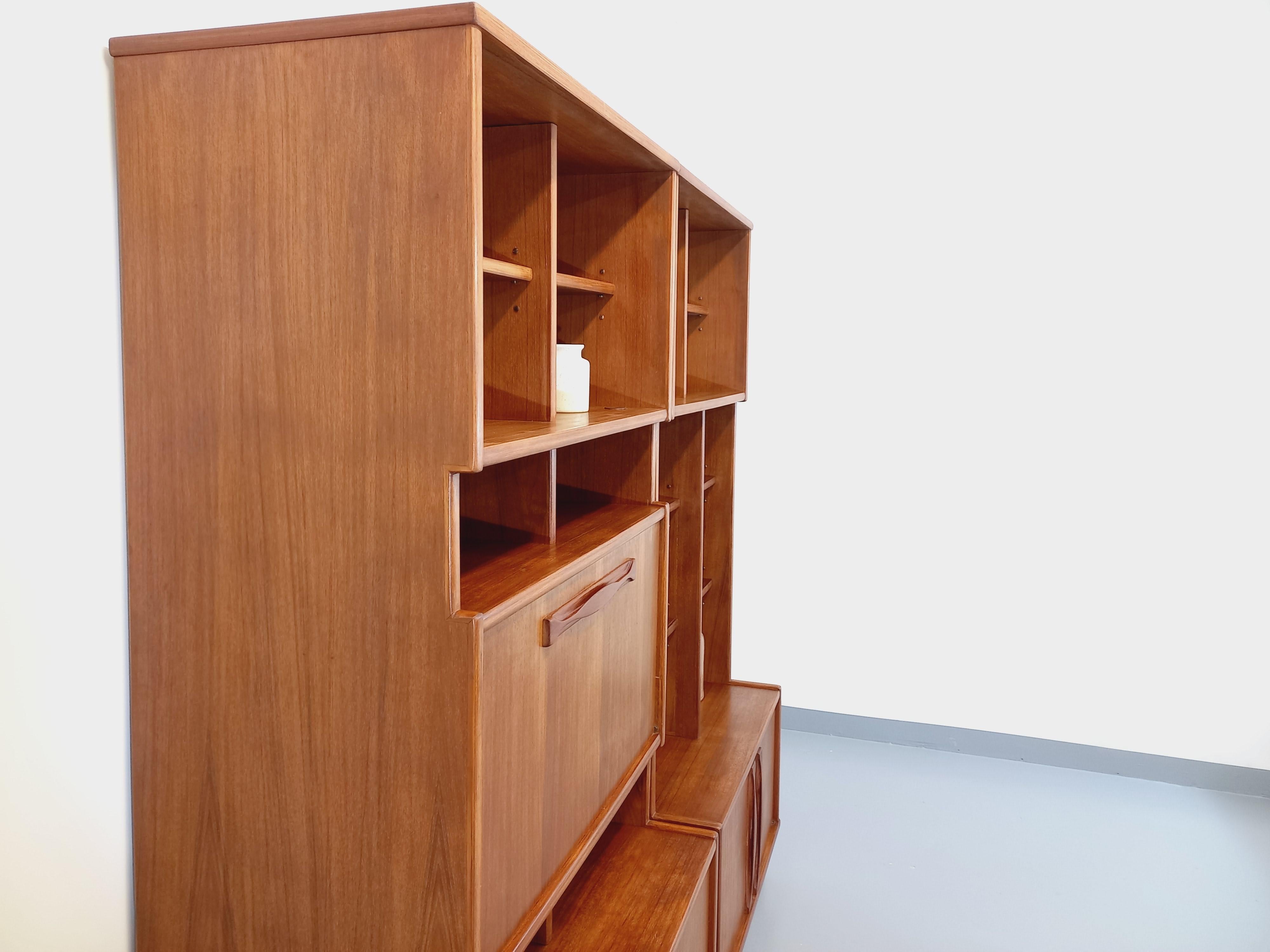 Biblioteca doppia scandinava vintage in legno degli anni 60 in vendita 5