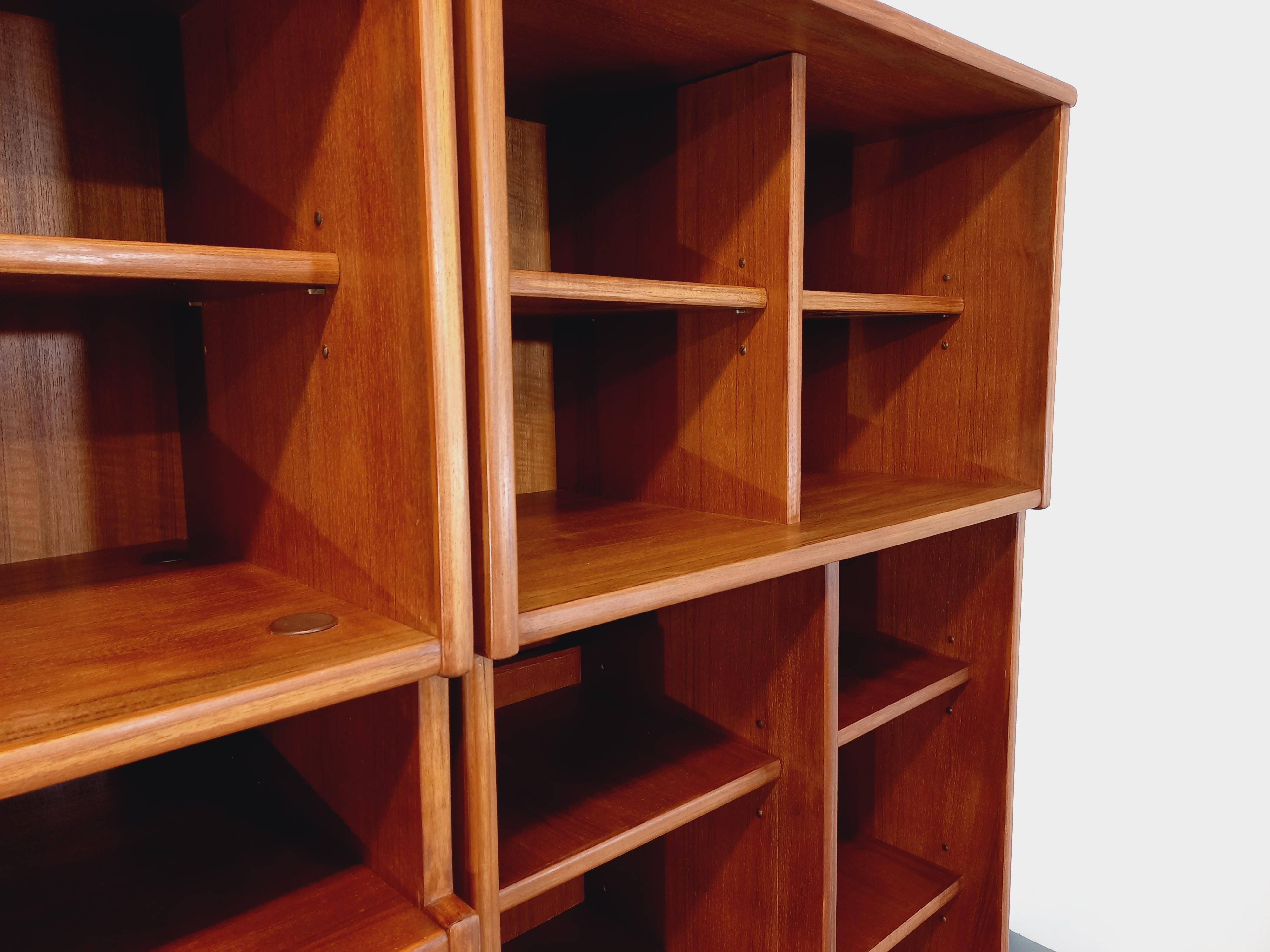 Biblioteca doppia scandinava vintage in legno degli anni 60 in vendita 8