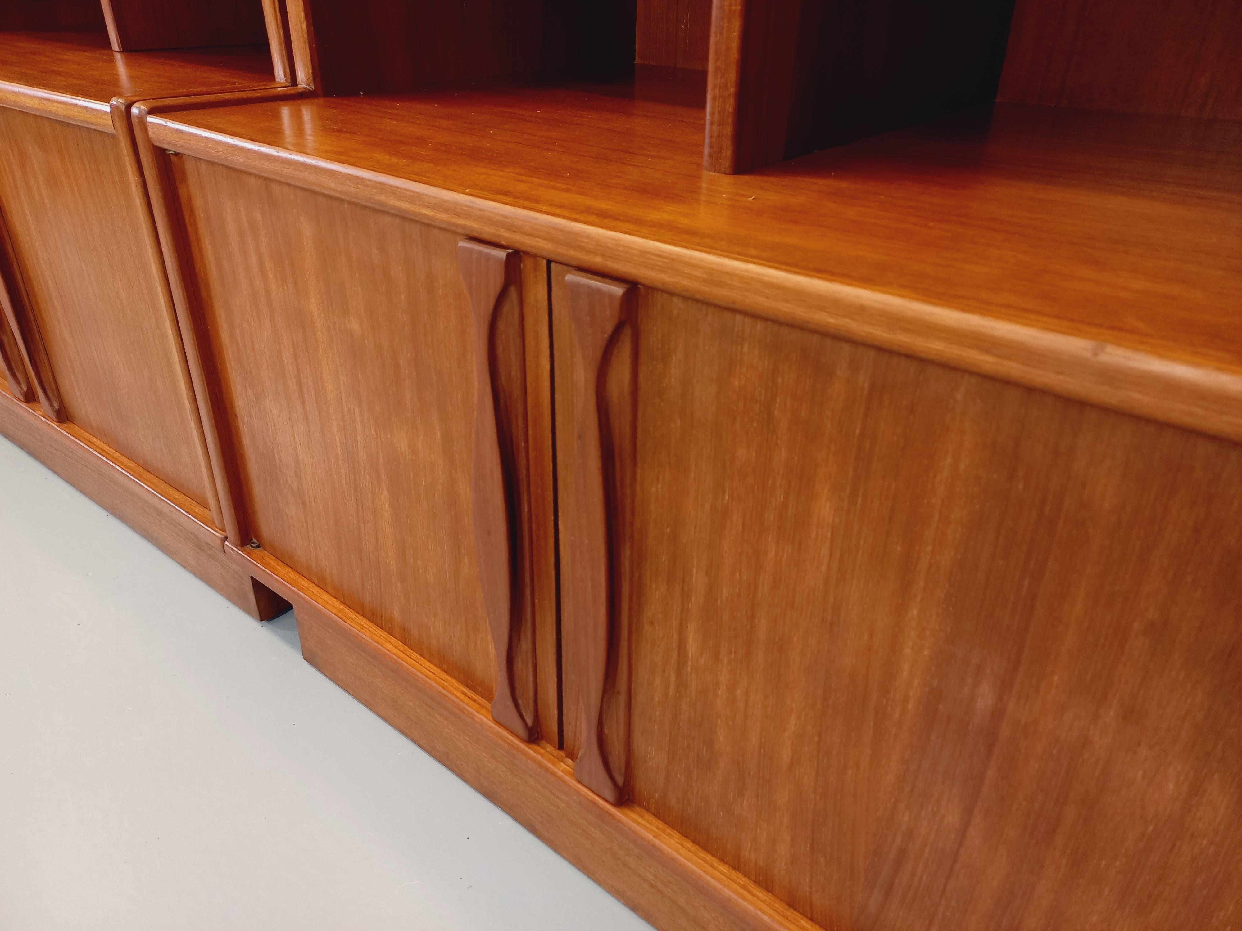 Biblioteca doppia scandinava vintage in legno degli anni 60 in vendita 9