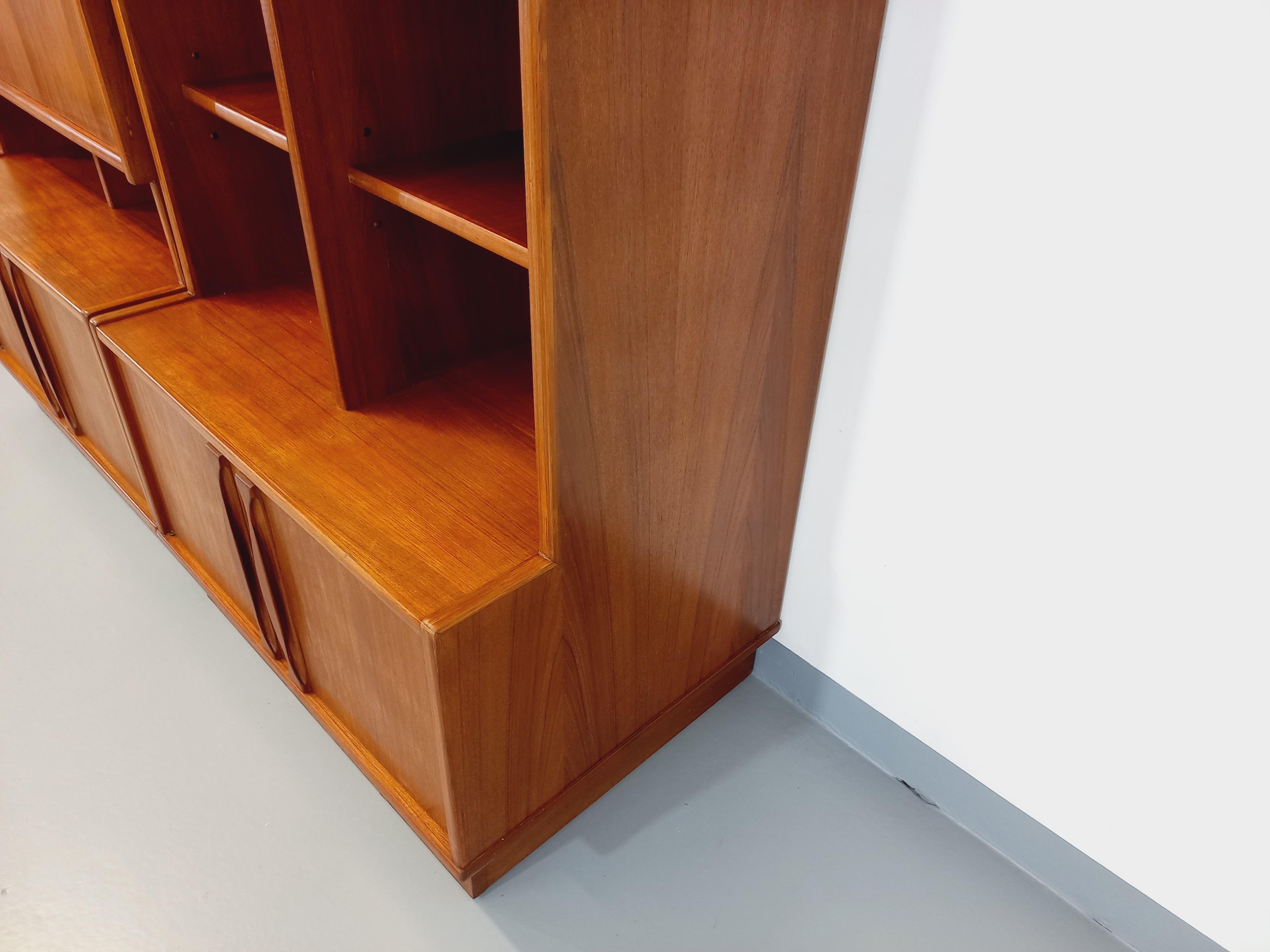 Biblioteca doppia scandinava vintage in legno degli anni 60 in vendita 10