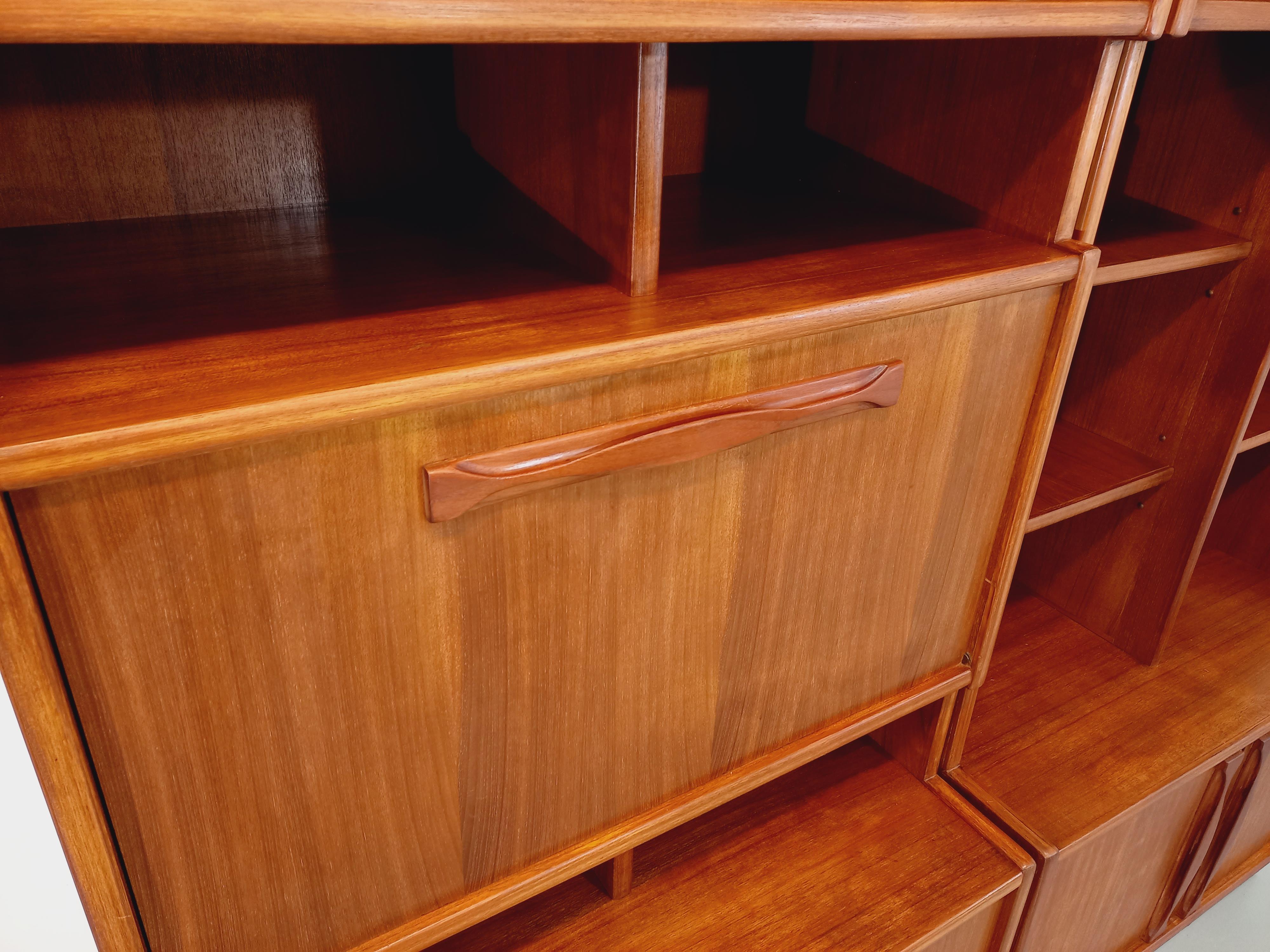 Metà XX secolo Biblioteca doppia scandinava vintage in legno degli anni 60 in vendita
