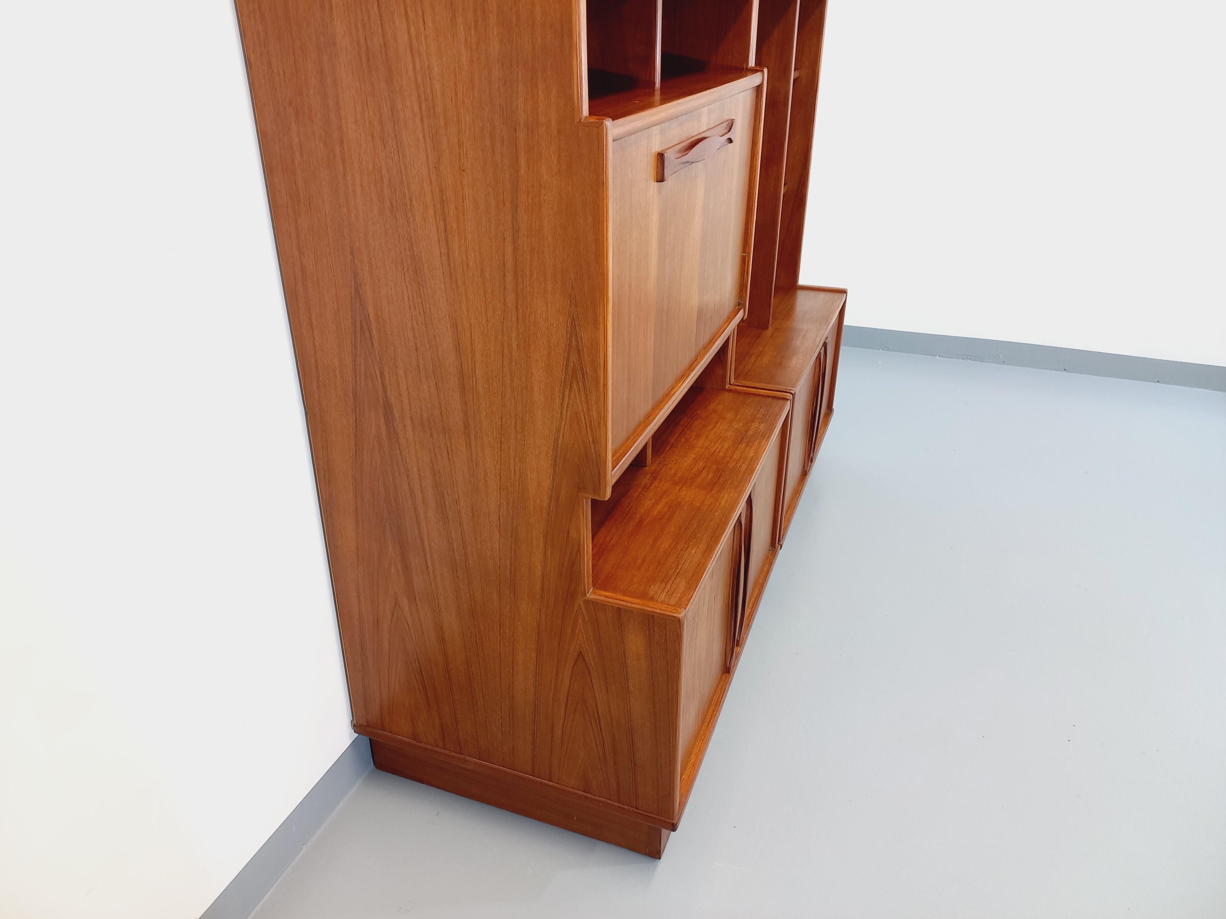 Biblioteca doppia scandinava vintage in legno degli anni 60 in vendita 1