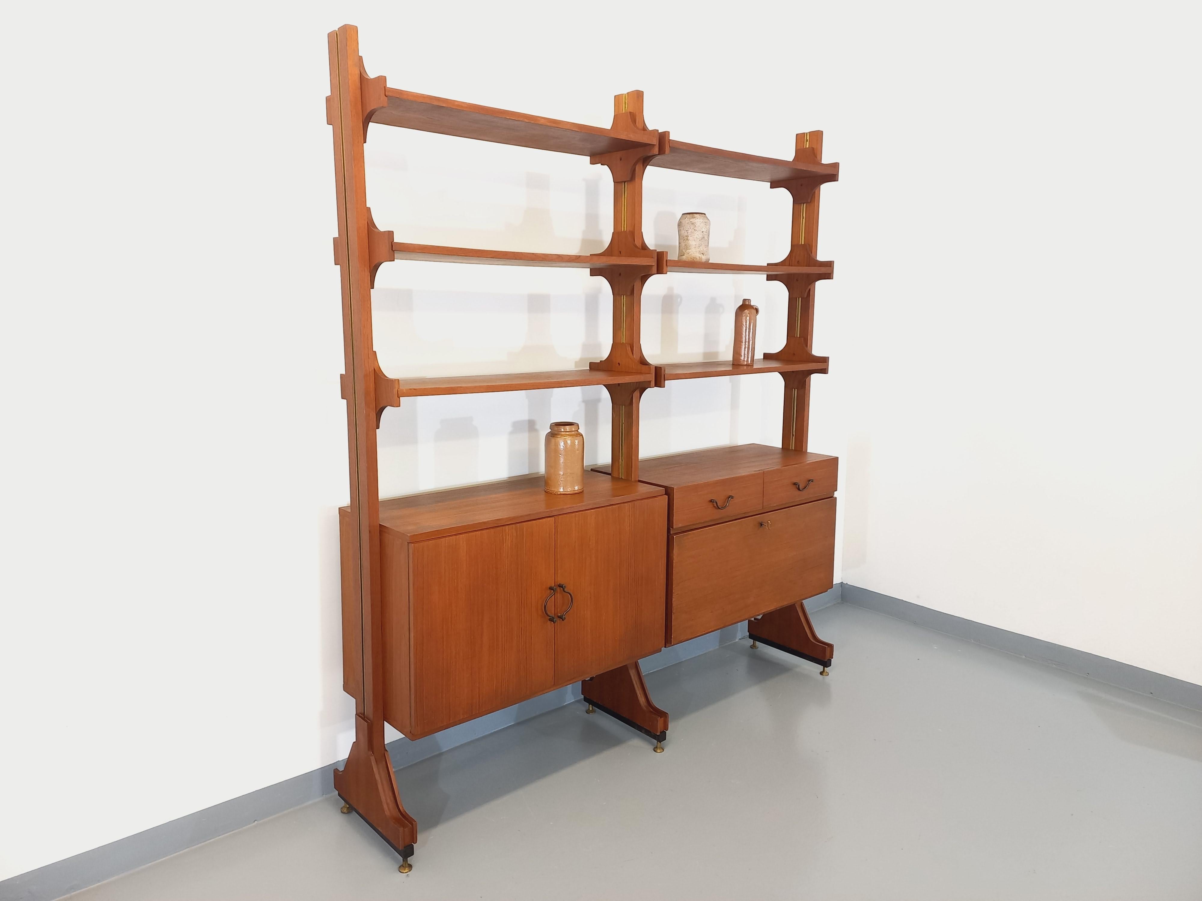 Bibliothèque étagère modulable vintage style scandinave des années 60, en 2 parties, superbe et rare design italien dans le goût de Vittorio Dassi, en teck, pieds en laiton réglable en hauteur, 6 étagères ouvertes, 1 caisson avec 2 portes et étagère