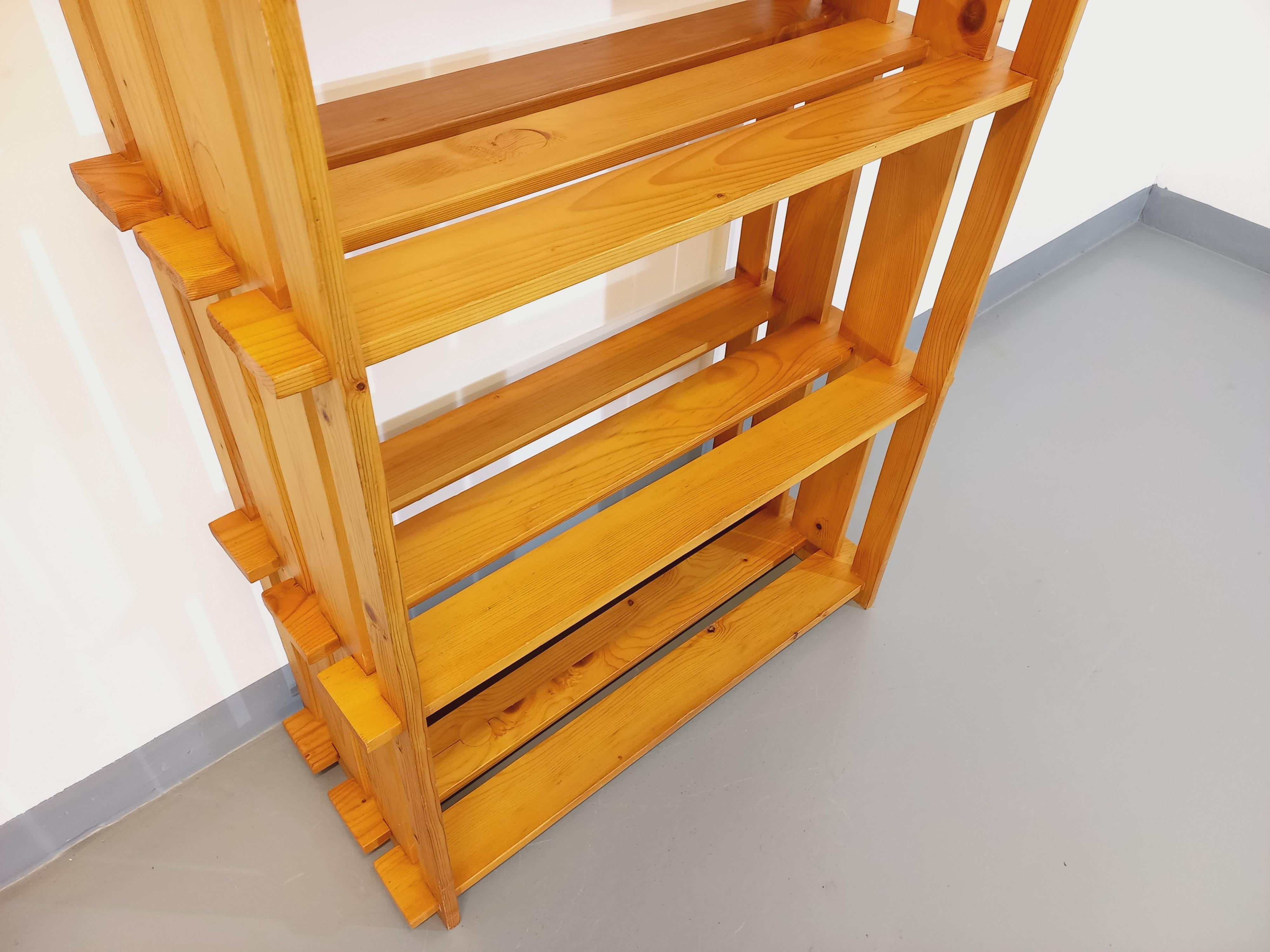 Mid-Century Modern Bibliothèque étagère en pin vintage des années 80 dans le style Maison Regain en vente