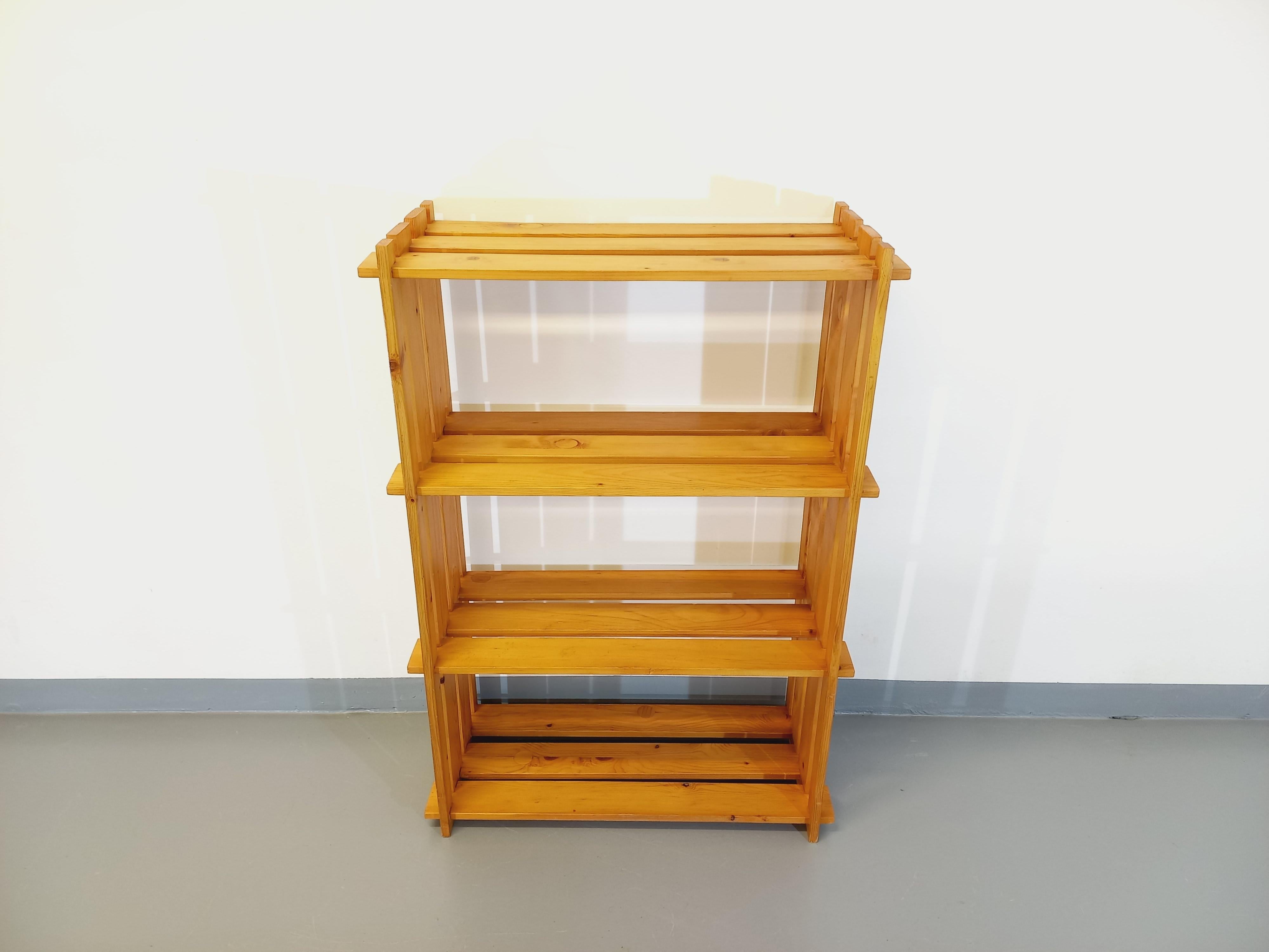 Pin Bibliothèque étagère en pin vintage des années 80 dans le style Maison Regain en vente