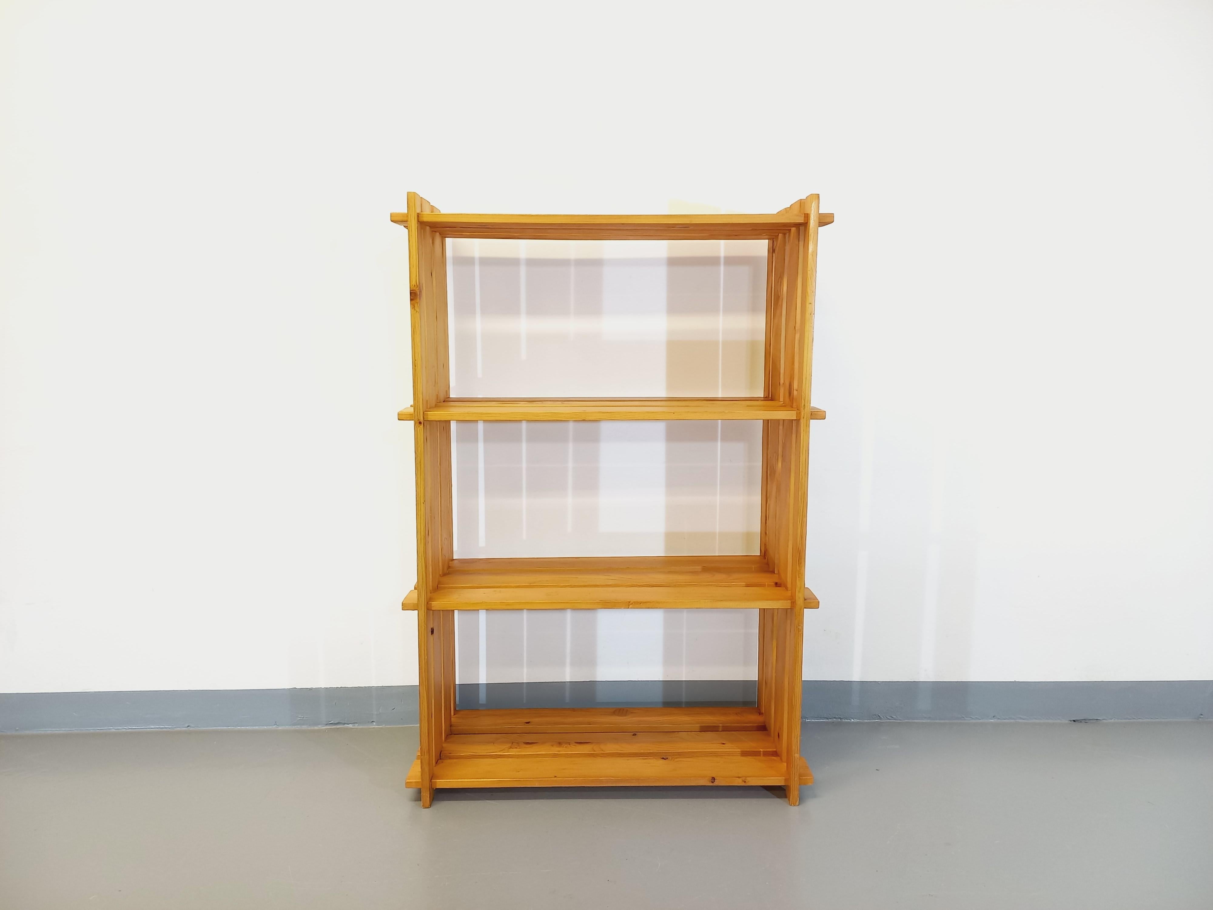 Bibliothèque étagère en pin vintage des années 80 dans le style Maison Regain en vente 1