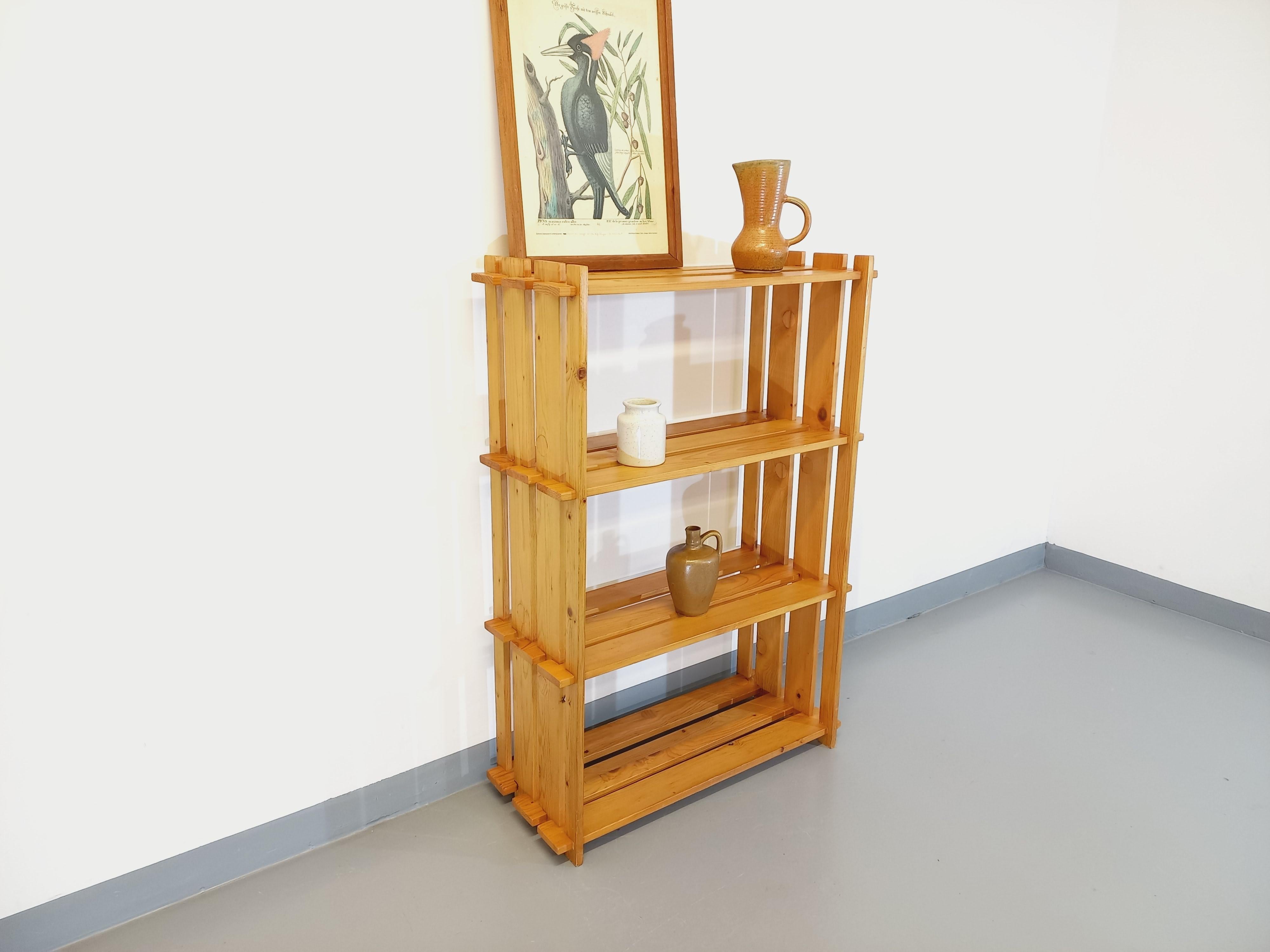 Bibliothèque étagère en pin vintage des années 80 dans le style Maison Regain en vente 2