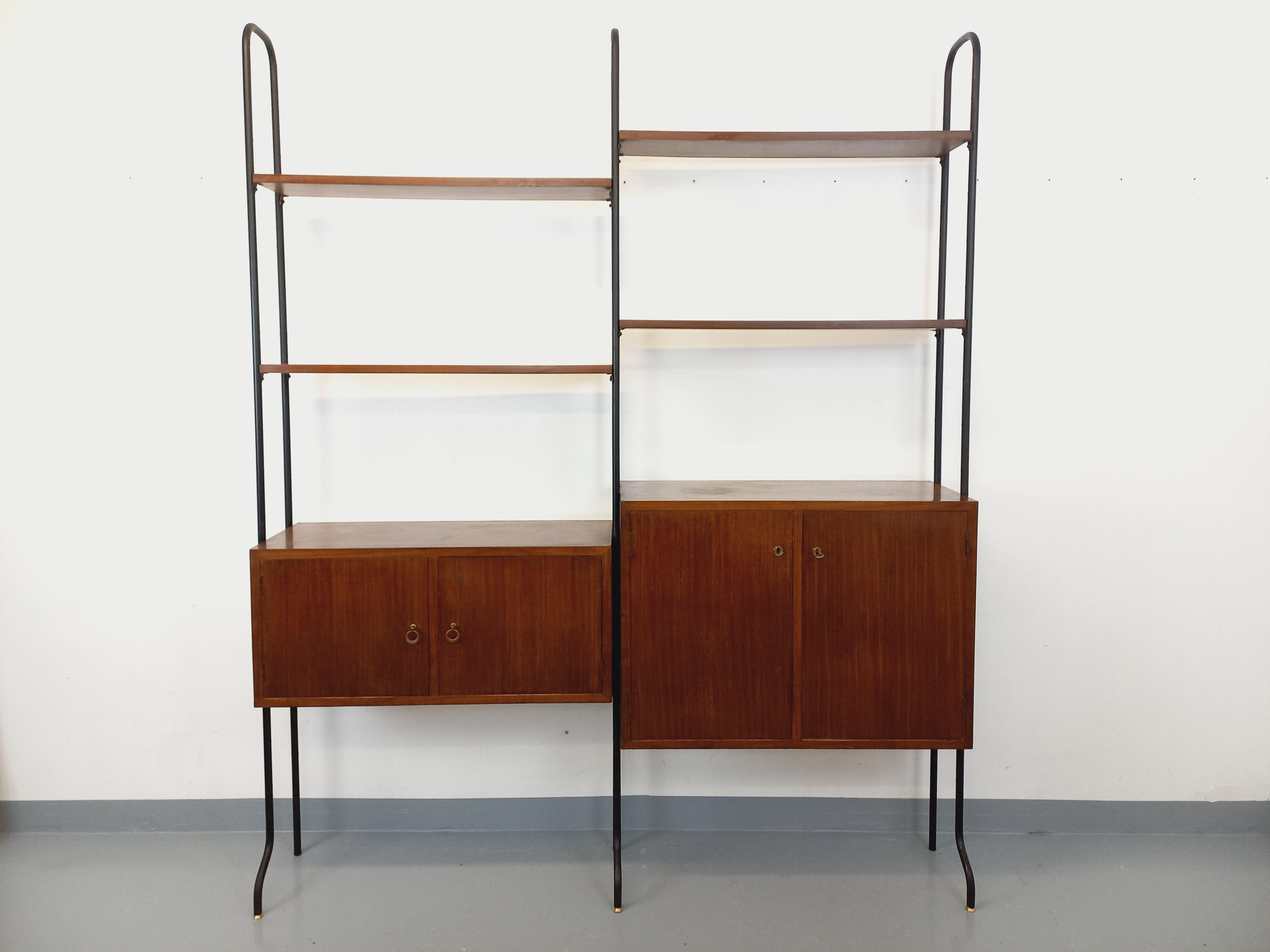 Biblioteca a scaffale modulabile in stile vintage scandinavo degli anni '60, in 2 parti, in bois foncé e métal noir, 4 scaffali aperti, 2 cassettoni di appoggio fermati da porte con porta e clé, con scaffali interni, piedini in laiton regolabili per