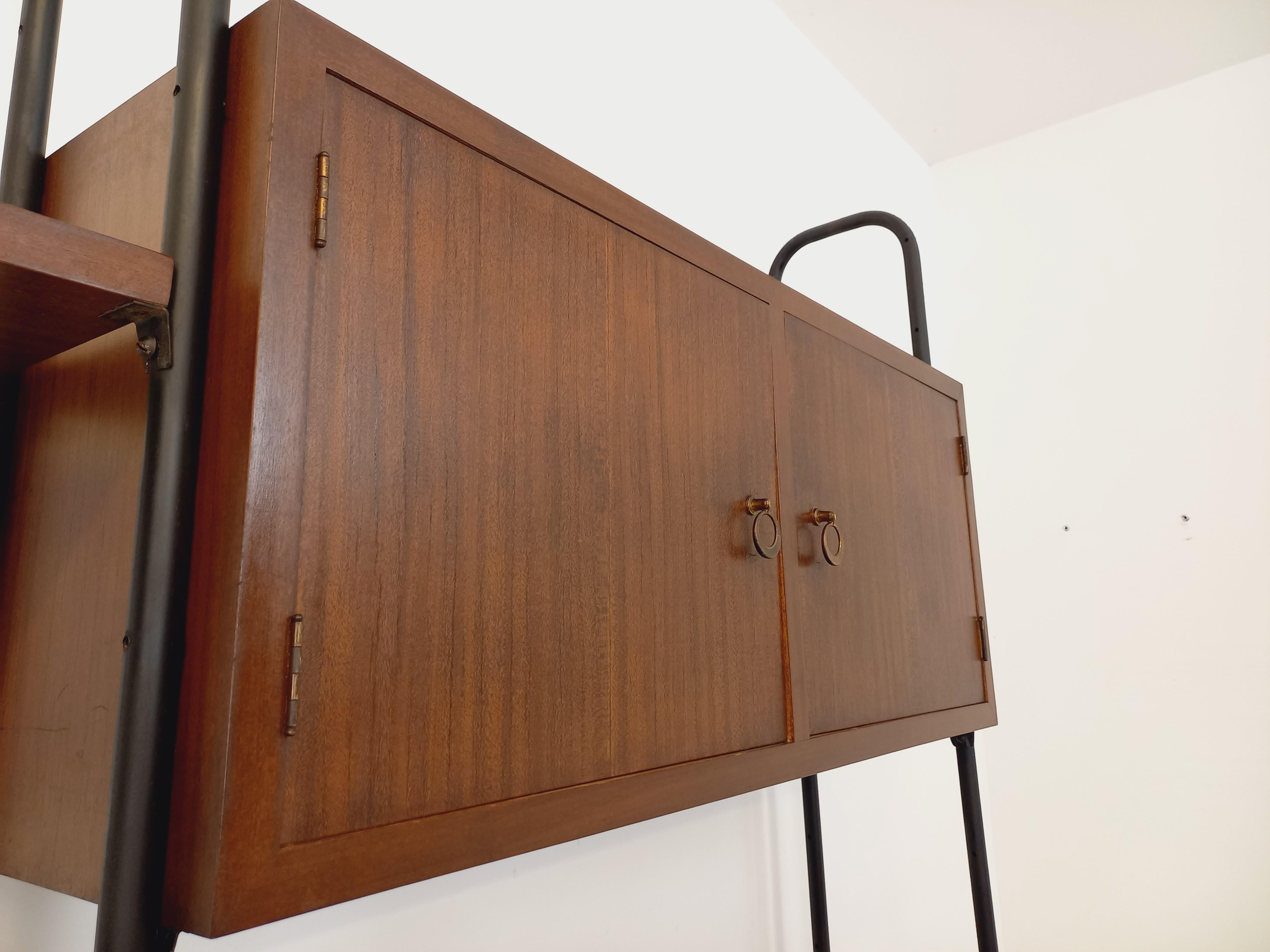 Bibliothèque étagère modulable vintage style scandinave des années 60, en 2 parties, en bois foncé et métal noir, 3 étagères ouvertes, 3 caissons de rangement fermés par des portes avec poignées laiton, avec étagères intérieures, pieds en laiton