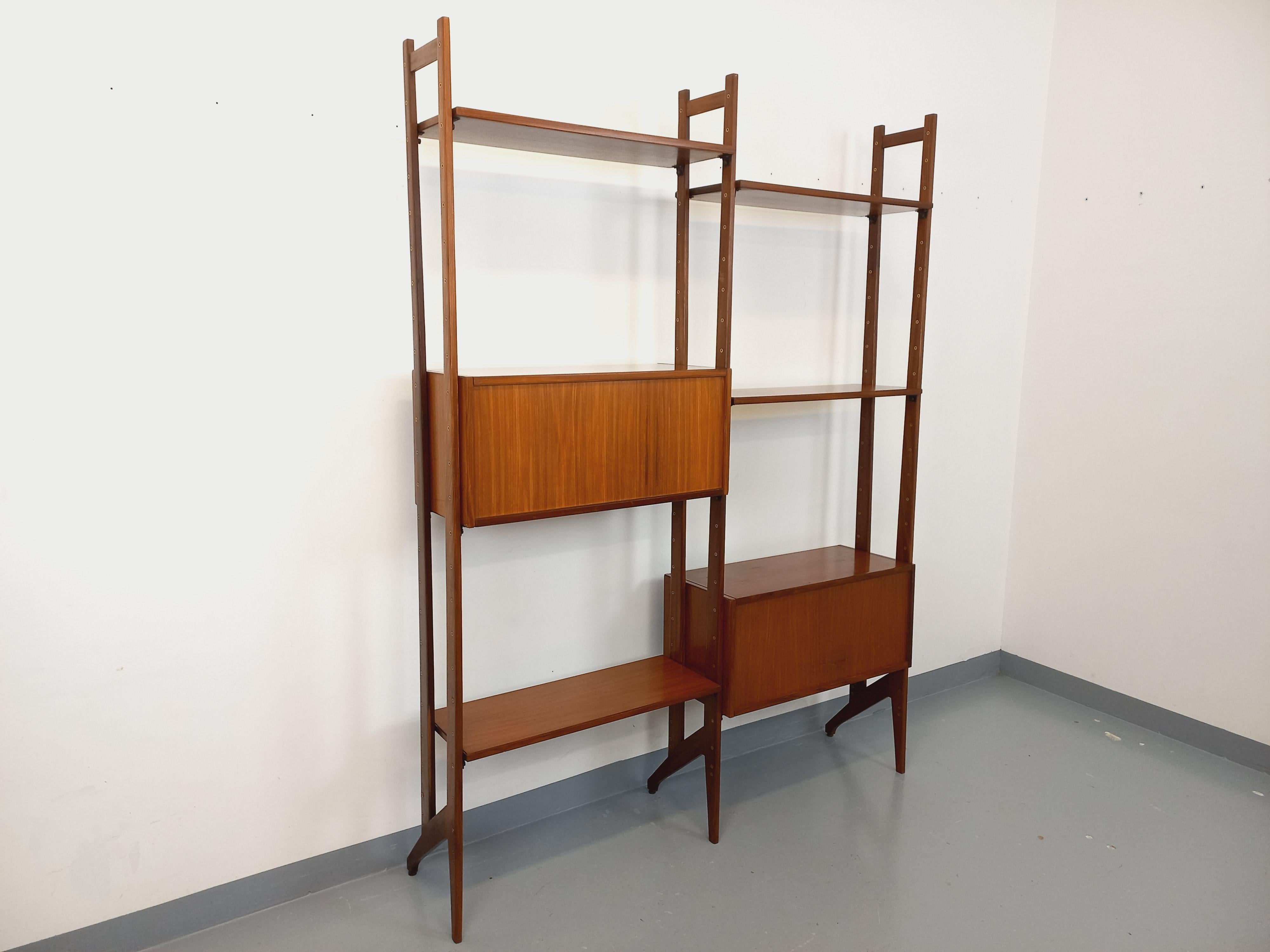 Biblioteca modulabile in stile vintage scandinavo degli anni '60, in 2 parti, design italiano molto bello, in legno, con rondelle in laiton apparenti, piedini in laiton regolabili per l'adattamento al sole, 4 tasche aperte, 1 cassone con 1 nicchia e