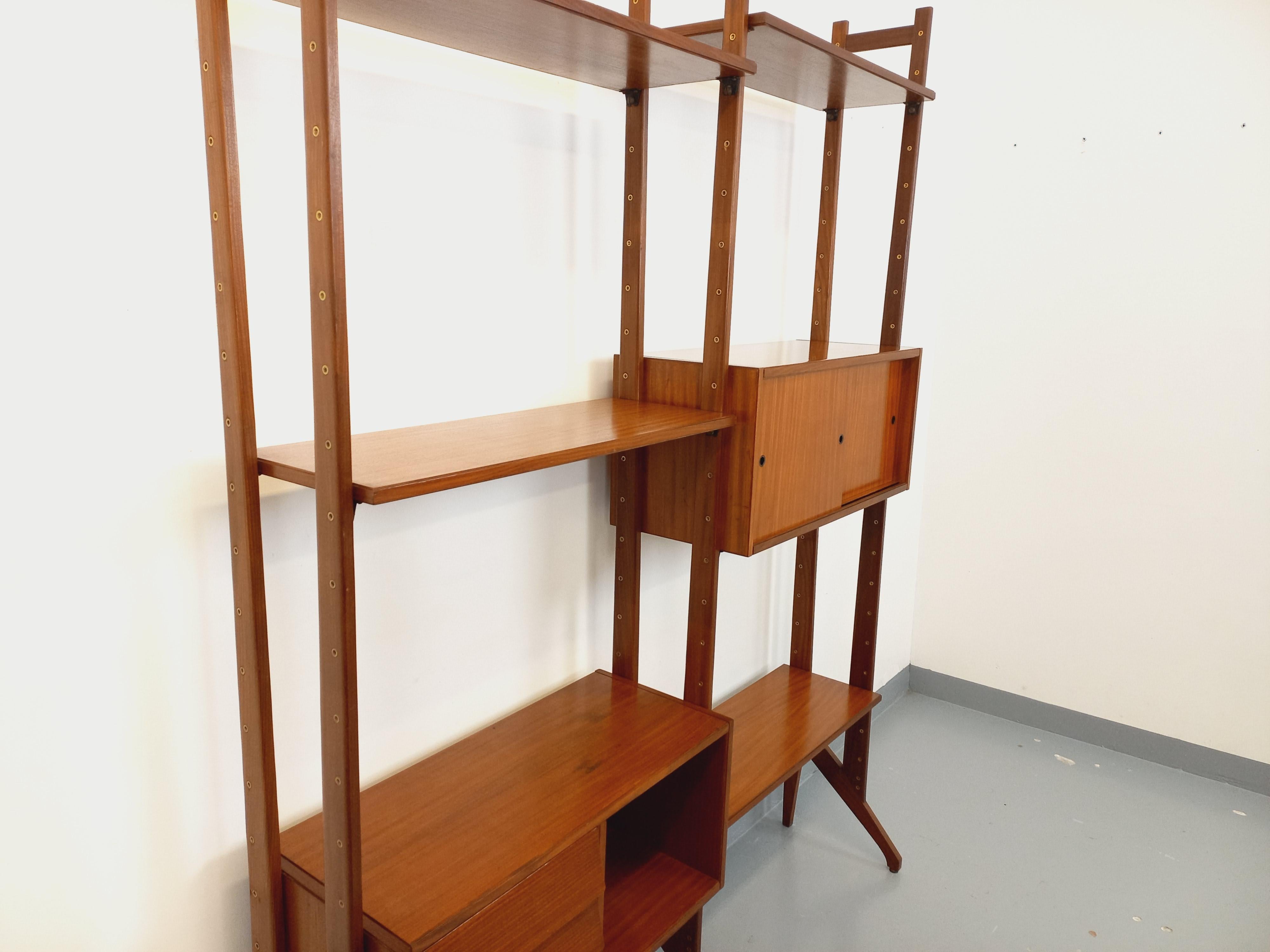 Scandinavo Biblioteca italiana doppiamente modulabile vintage in legno degli anni '60 in vendita