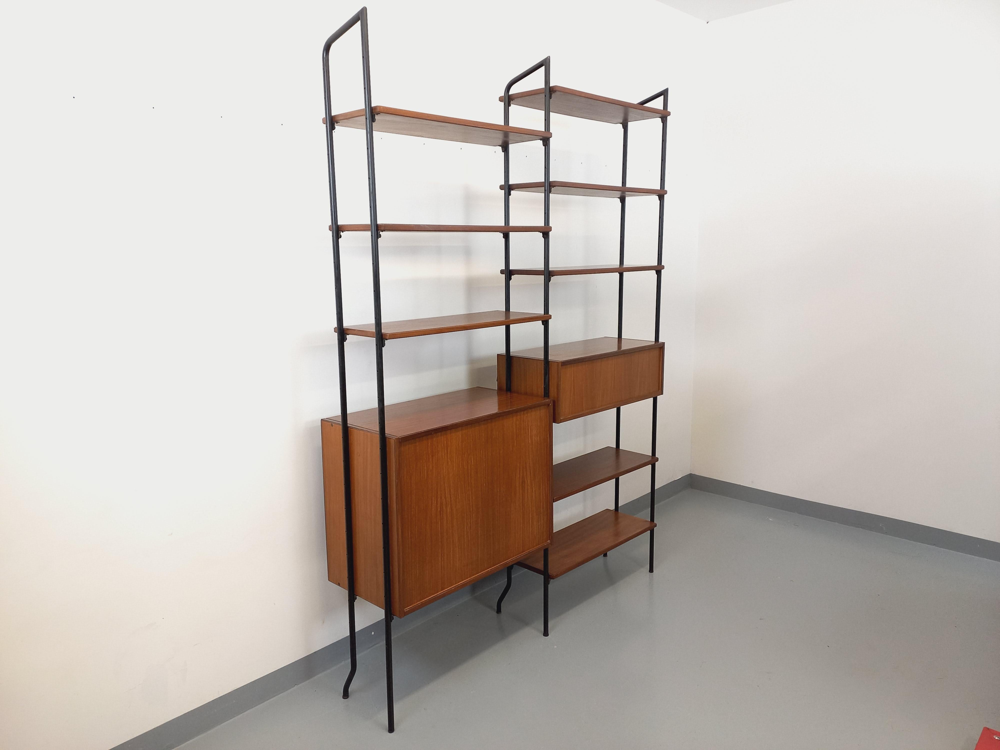 Bibliothèque étagère modulable vintage style scandinave des années 60, en 2 parties, design italien, en teck et métal noir, 8 étagères ouvertes, 1 caisson 2 portes coulissantes avec étagère, 1 caisson avec 2 jolis tiroirs au design penché, pouvant