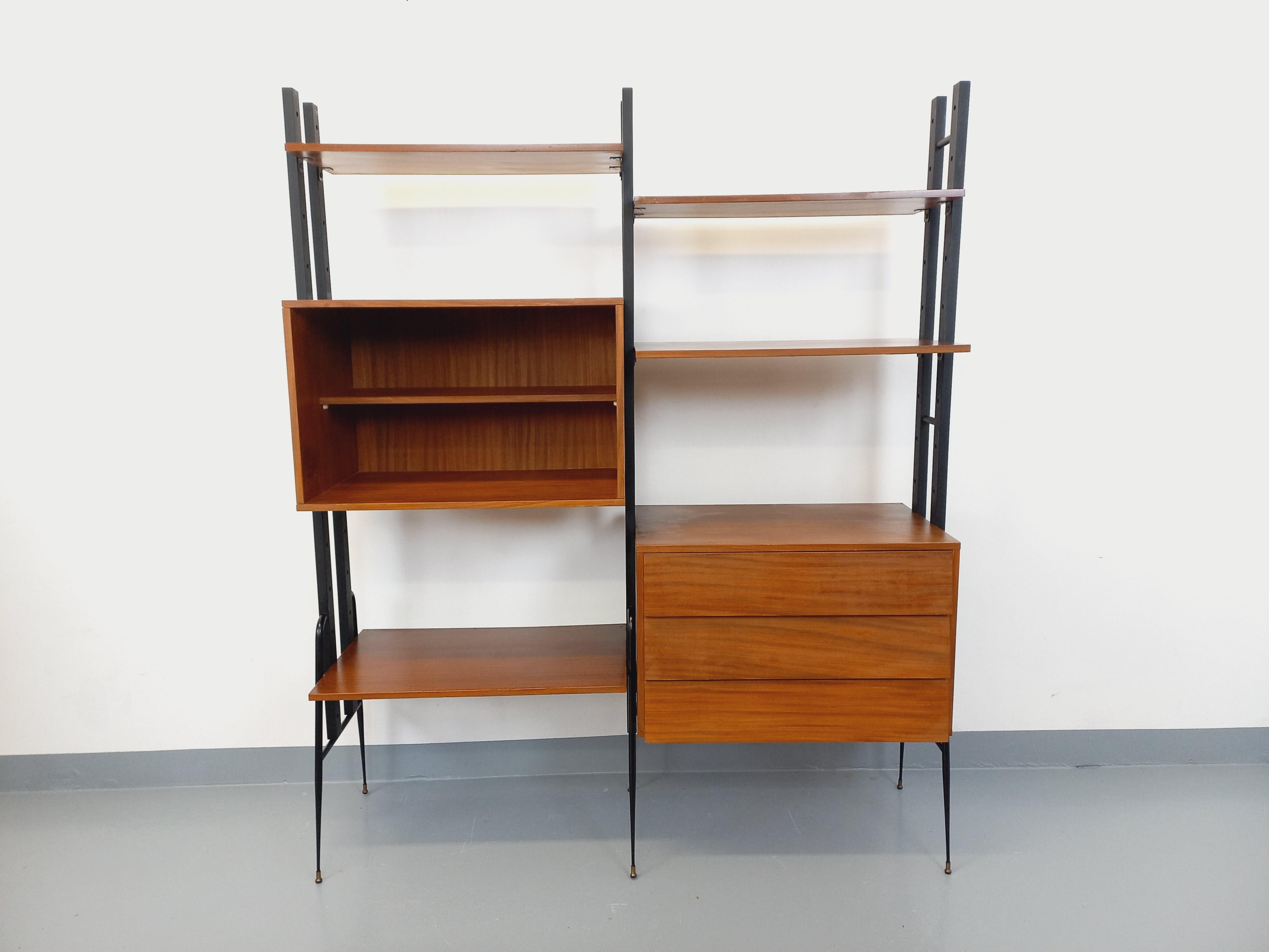 Bibliothèque étagère modulable vintage style scandinave des années 60, en 2 parties, en teck, bois noir et métal noir, 4 étagères ouvertes, 1 caisson de rangement ouvert avec 1 étagère, et 1 module avec 3 jolis tiroirs au design penché, pieds en