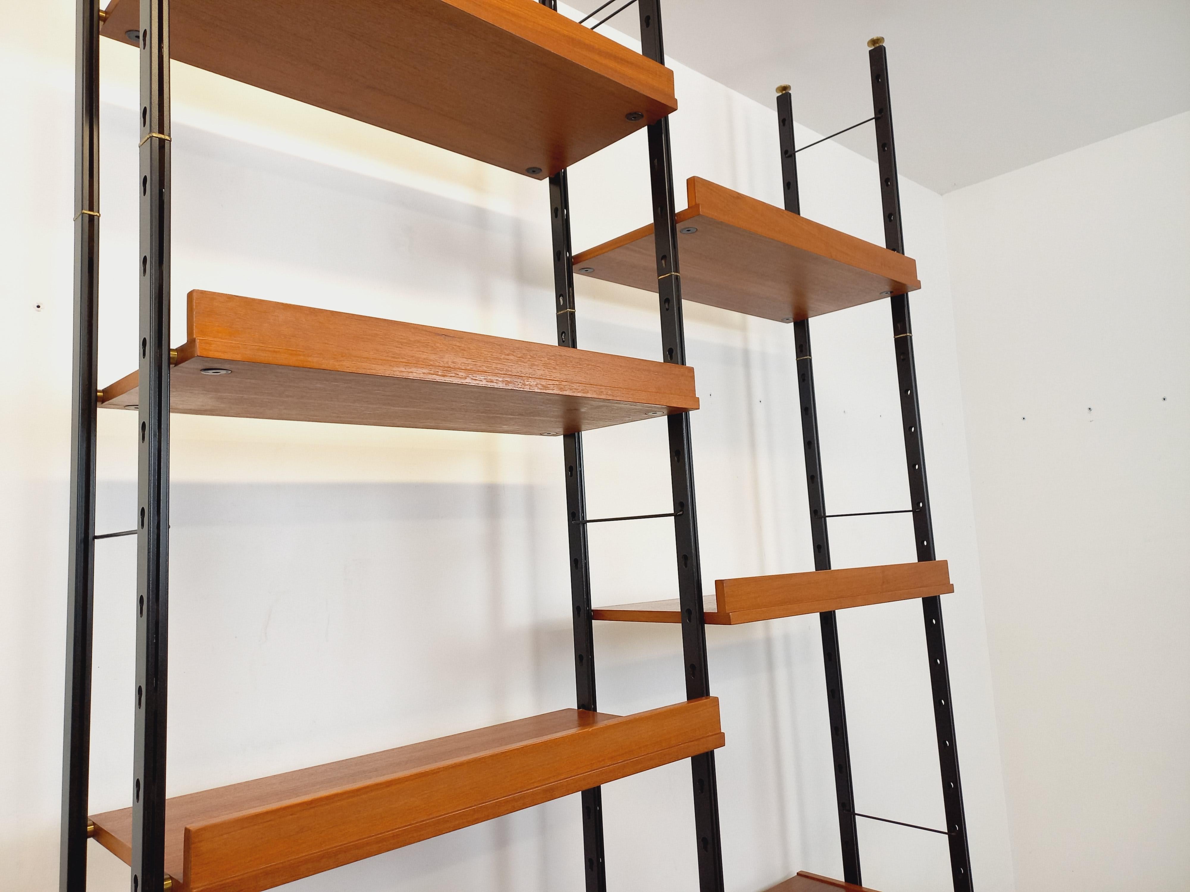Libreria étagère modulabile in stile vintage scandinavo degli anni '60, in 2 parti, superbo design italiano: serie Selex di Barovero Torino, in teck e métal noir, 5 étagères ouvertes, 2 caissons de rangement avec 2 portes et 1 étagère intérieure,