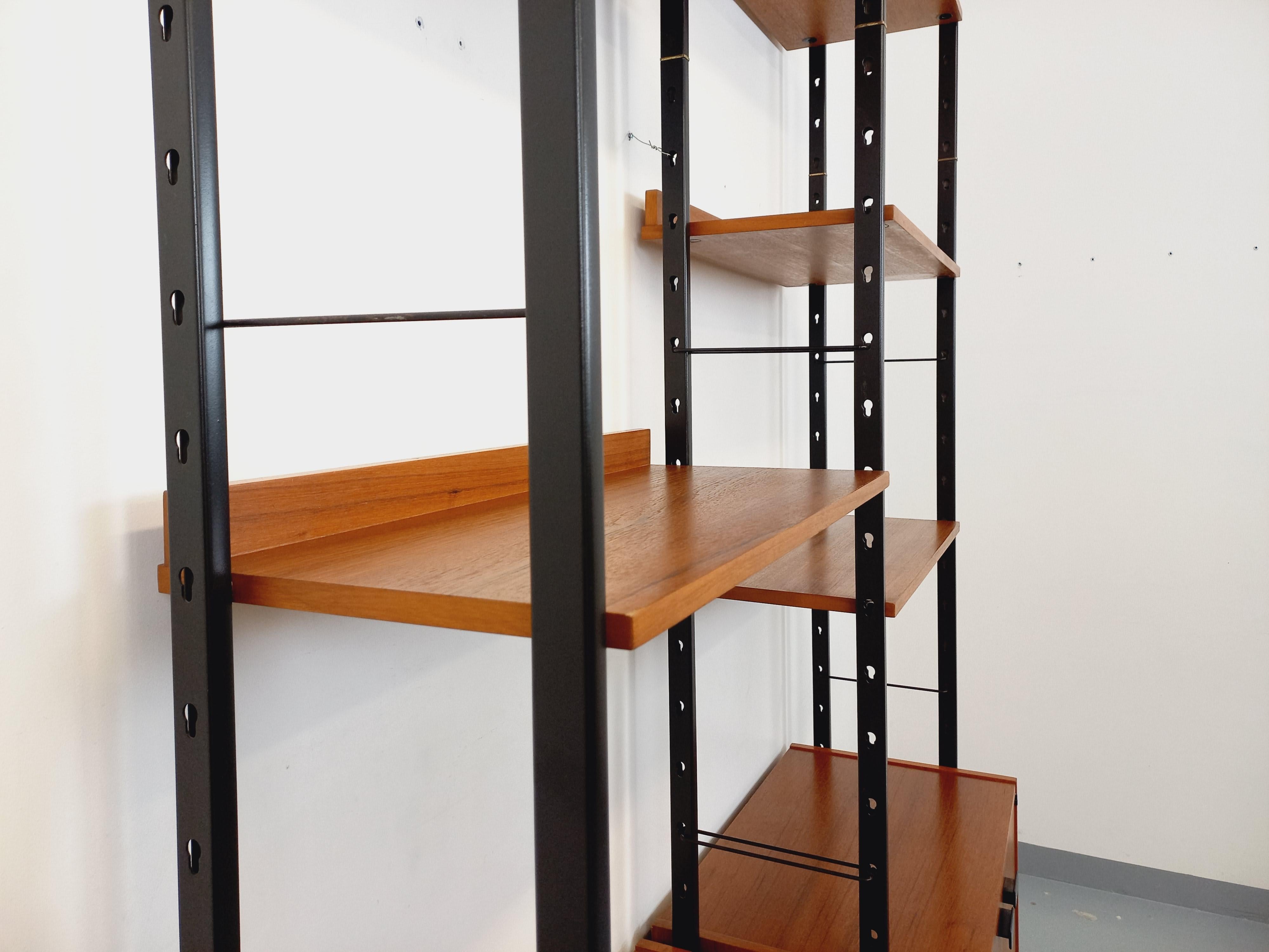 Scandinavo Biblioteca d'epoca italiana doppia modulabile in teck e métal in vendita