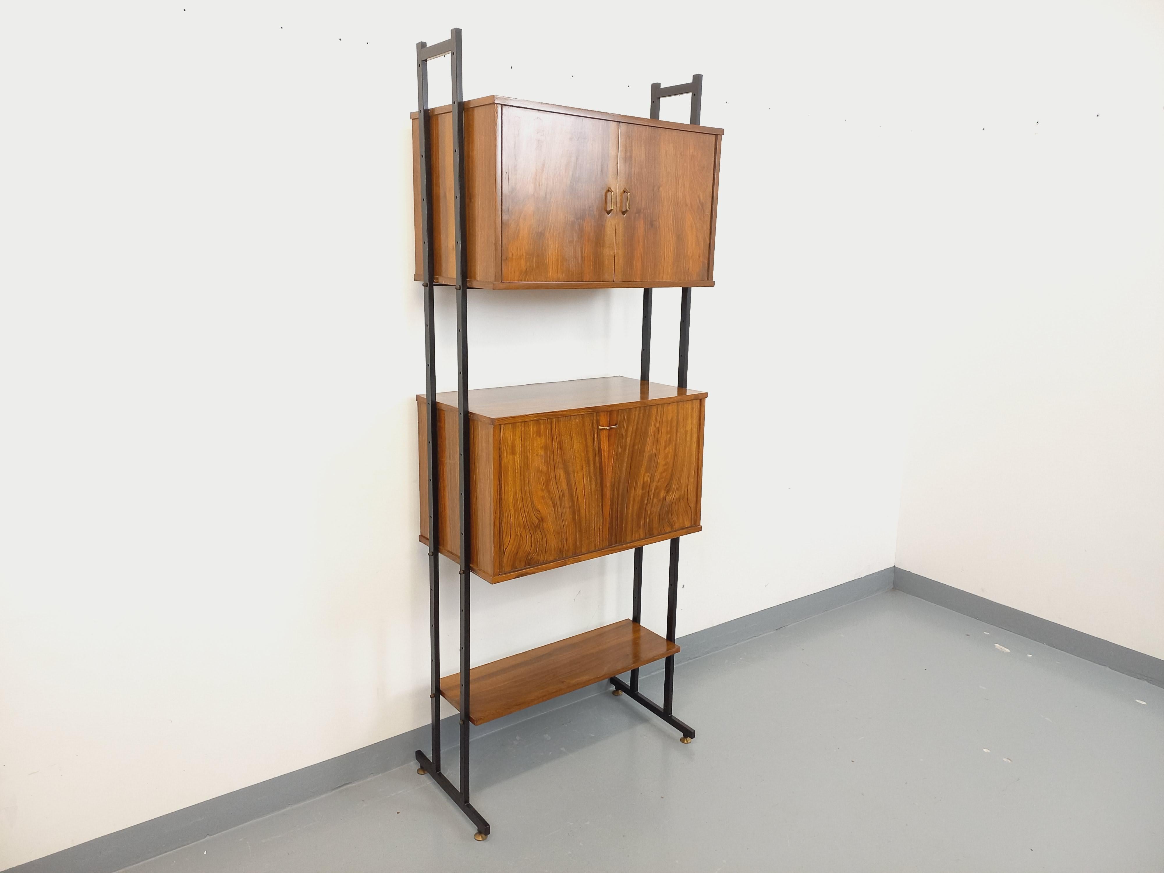 Bibliothèque étagère italienne modulable vintage en bois de noyer et métal en venta 3