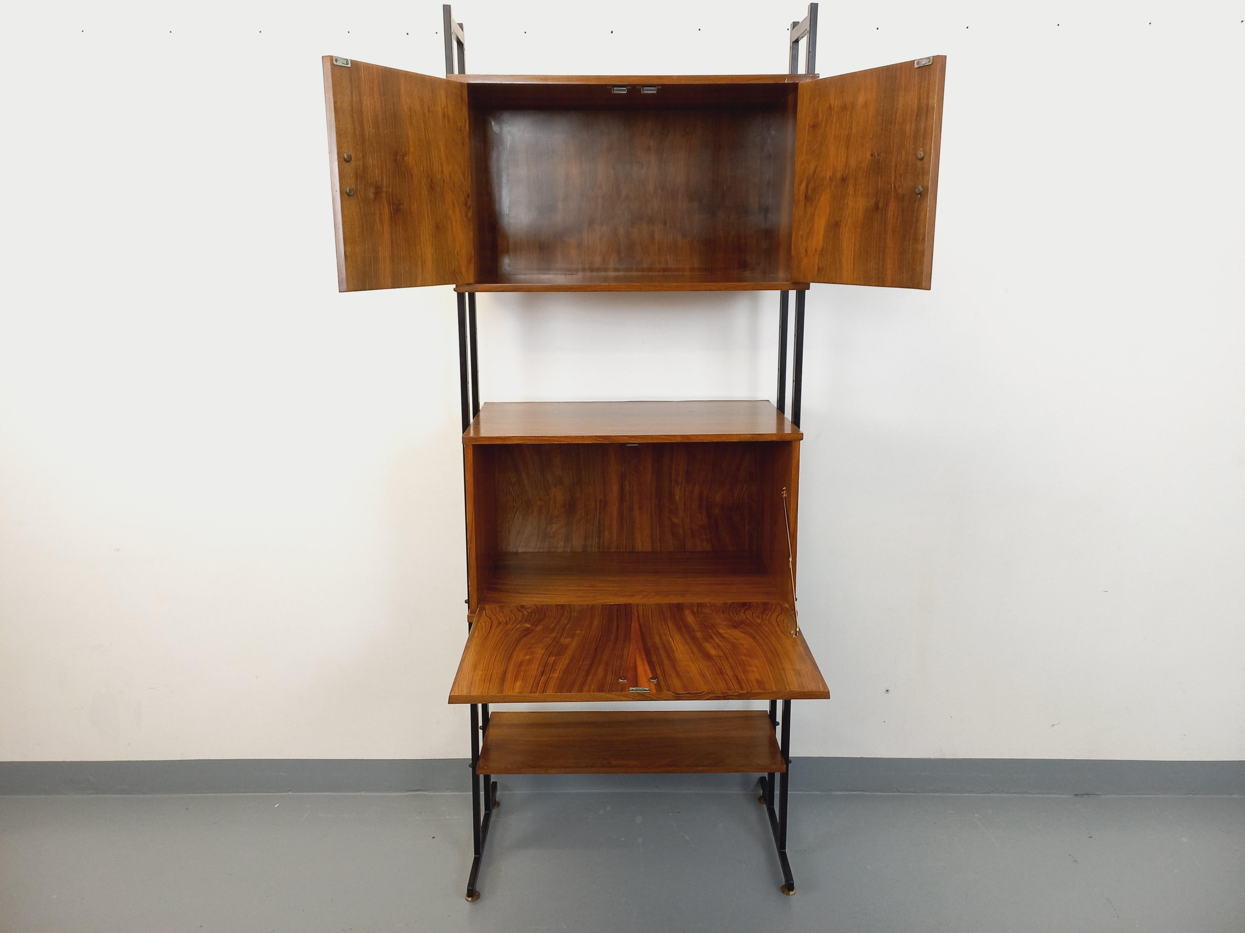 Bibliothèque étagère vintage style scandinave des années 60, design italien, en bois de noyer et métal noir, pieds en laiton réglables pour ajustement au sol, 1 étagère ouverte, 1 module / caisson fermé type bar / secrétaire, 1 module 2 portes,