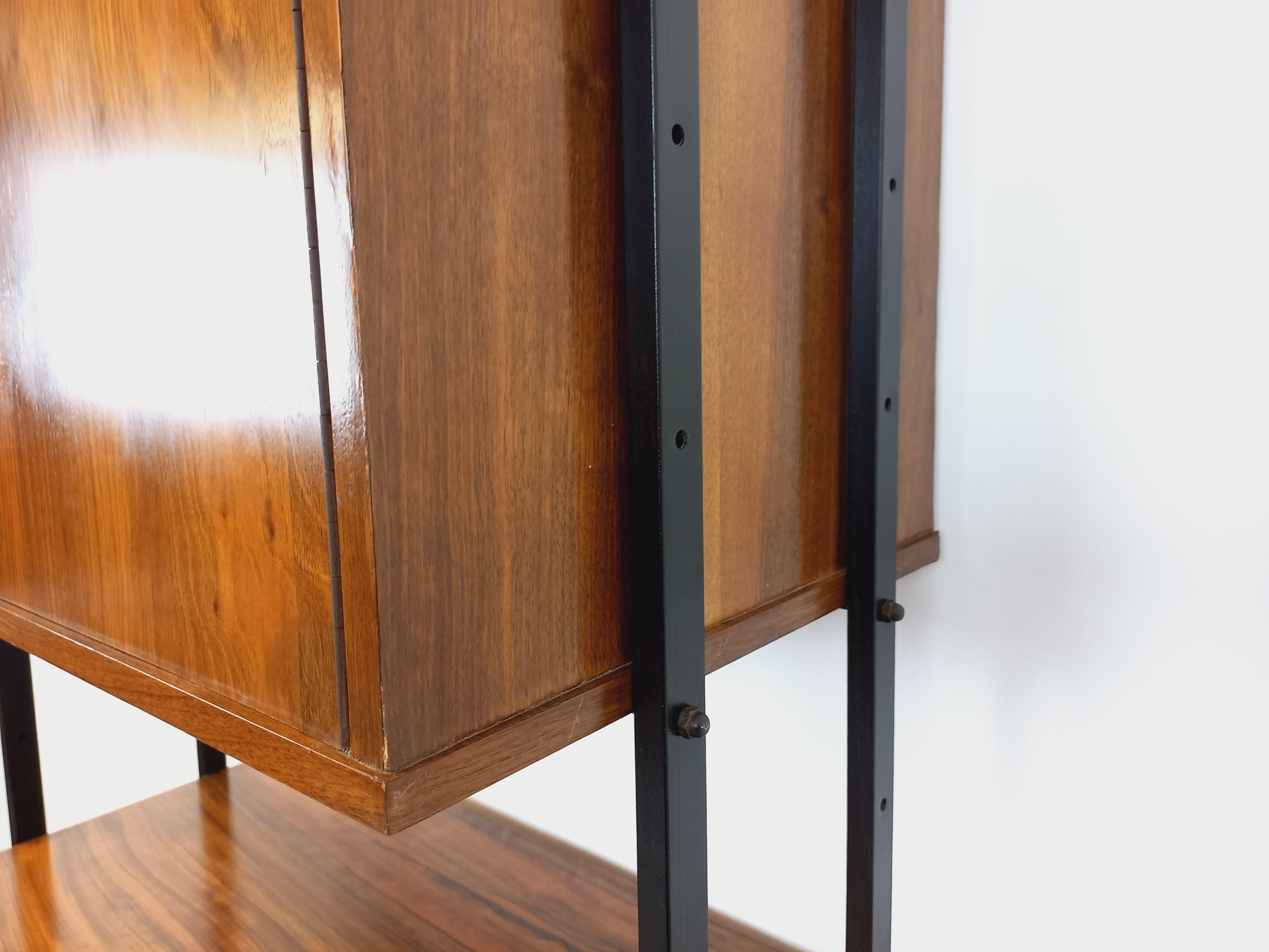 Bibliothèque étagère italienne modulable vintage en bois de noyer et métal Escandinavo moderno en venta