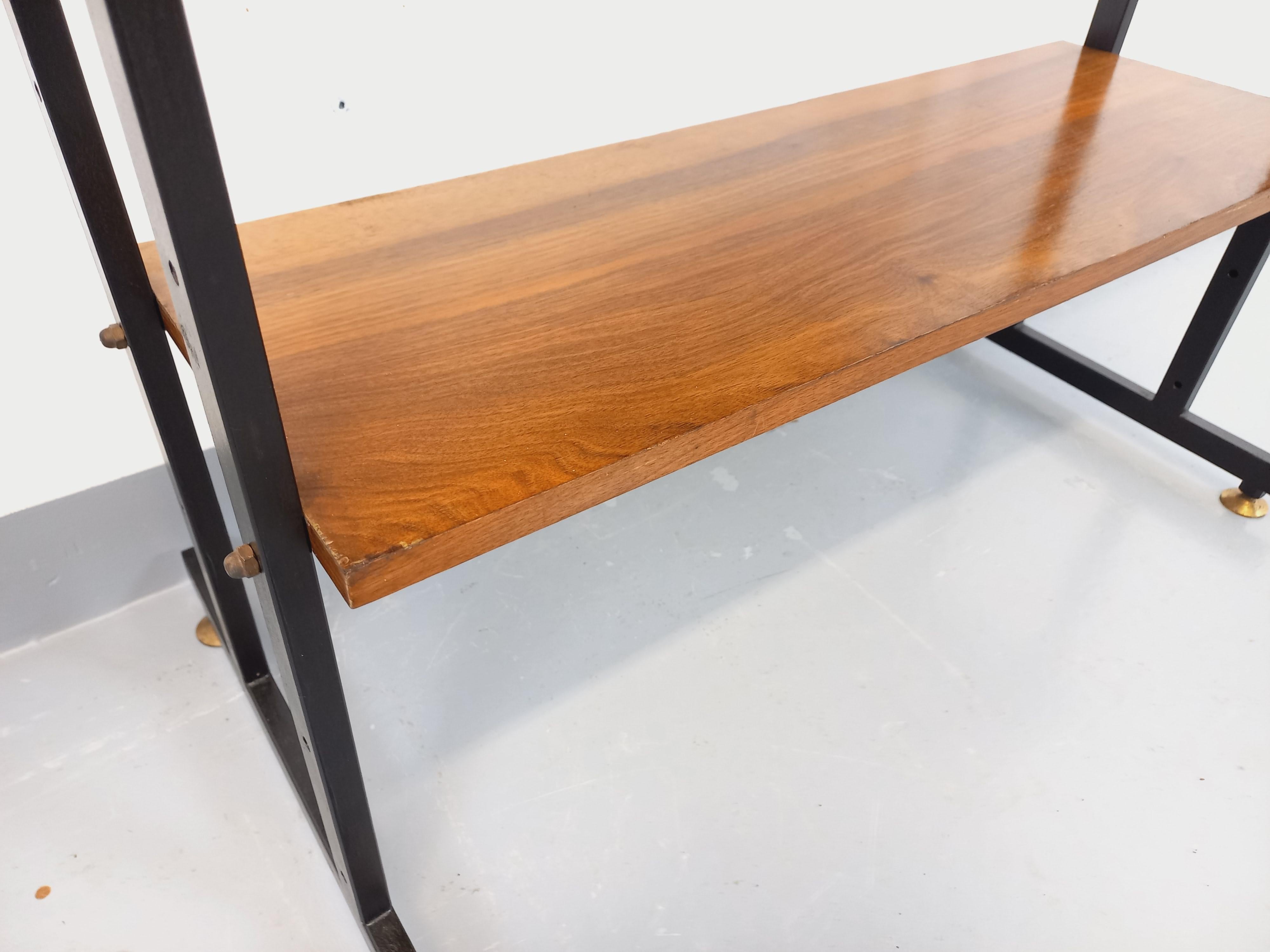Bibliothèque étagère italienne modulable vintage en bois de noyer et métal en Bueno estado para la venta en BESANÇON, FR
