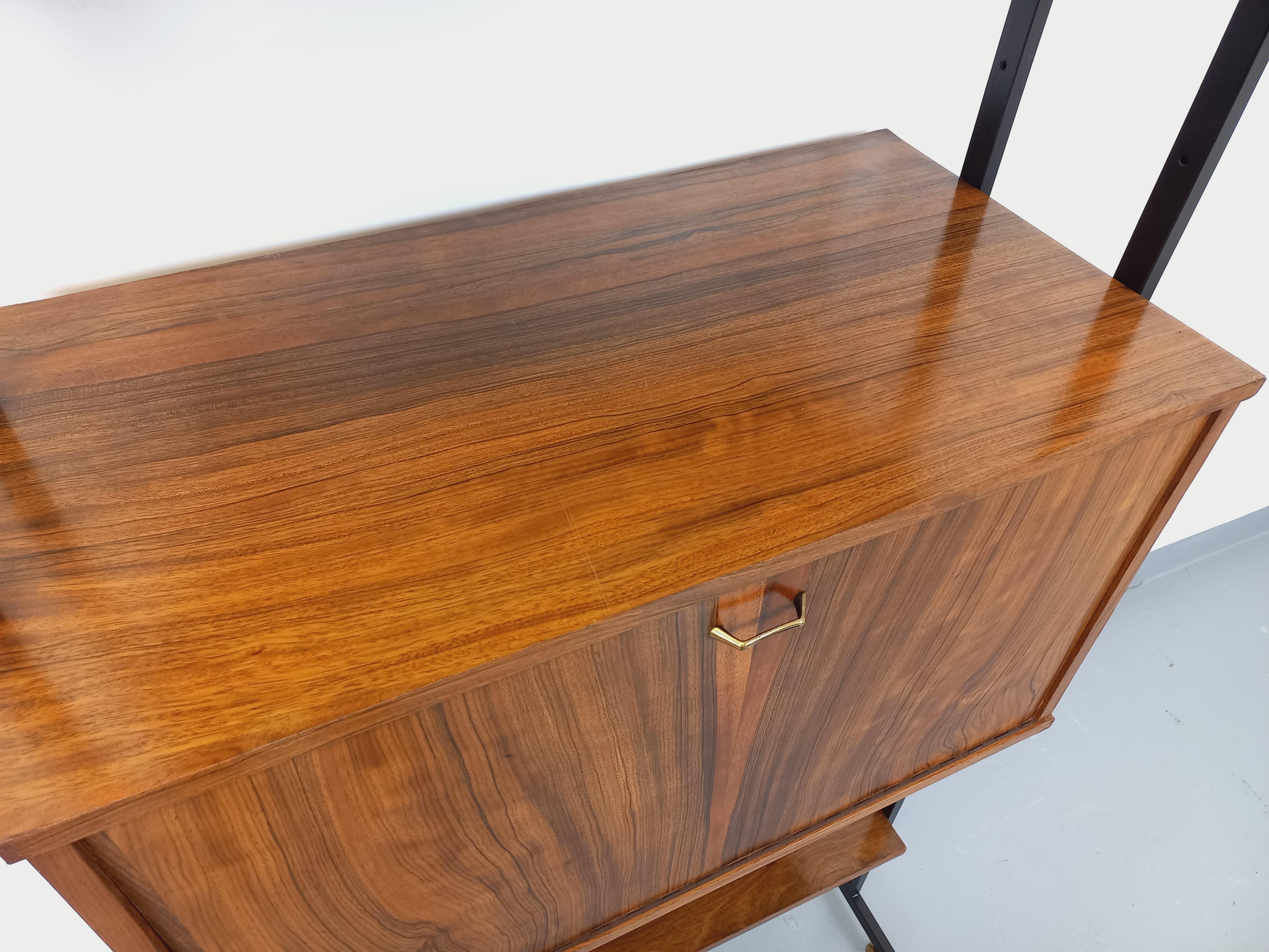 Bibliothèque étagère italienne modulable vintage en bois de noyer et métal mediados del siglo XX en venta