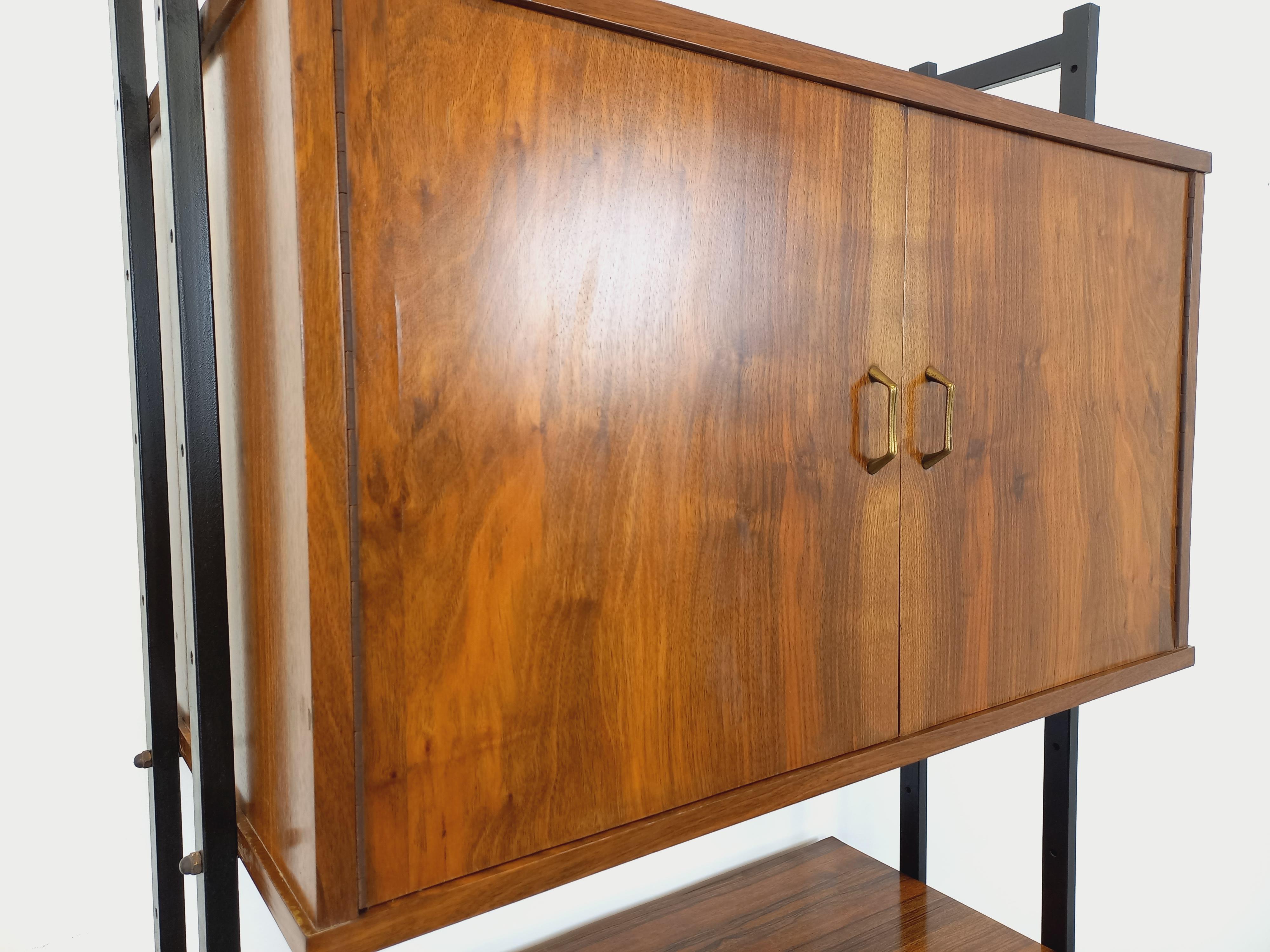 Bibliothèque étagère italienne modulable vintage en bois de noyer et métal Nogal en venta