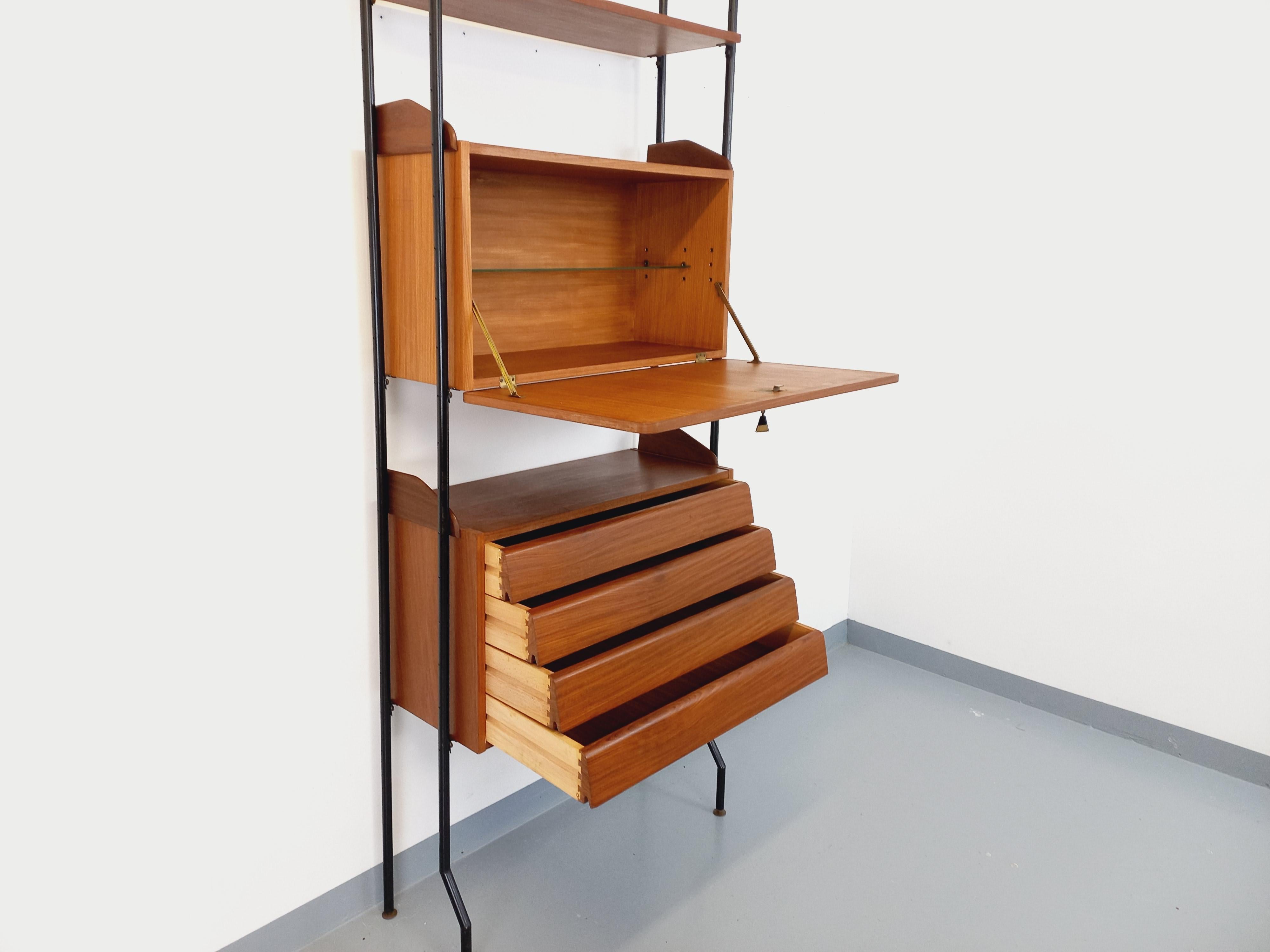 Magnifique bibliothèque étagère vintage style scandinave des années 60, design italien, en teck et métal noir, pieds en laiton réglables pour ajustement au sol, 1 étagère ouverte, 1 module / caisson bar ou secrétaire fermé par une clé 