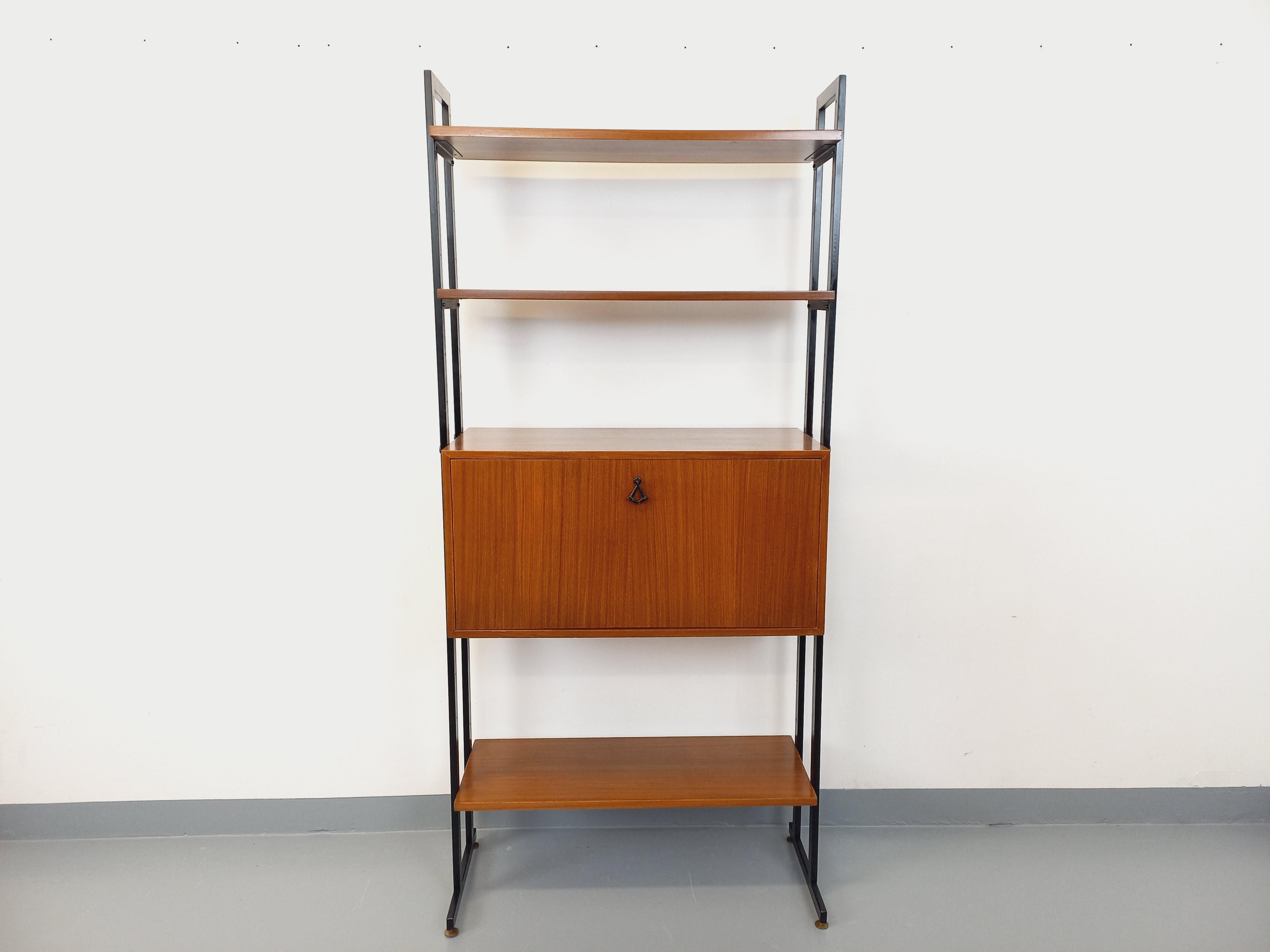 Bibliothèque étagère vintage style scandinave des années 60, design italien, en teck et métal noir, pieds en laiton réglables pour ajustement au sol, 3 étagères ouvertes, 1 module / caisson fermé type bar / secrétaire avec étagères et casiers