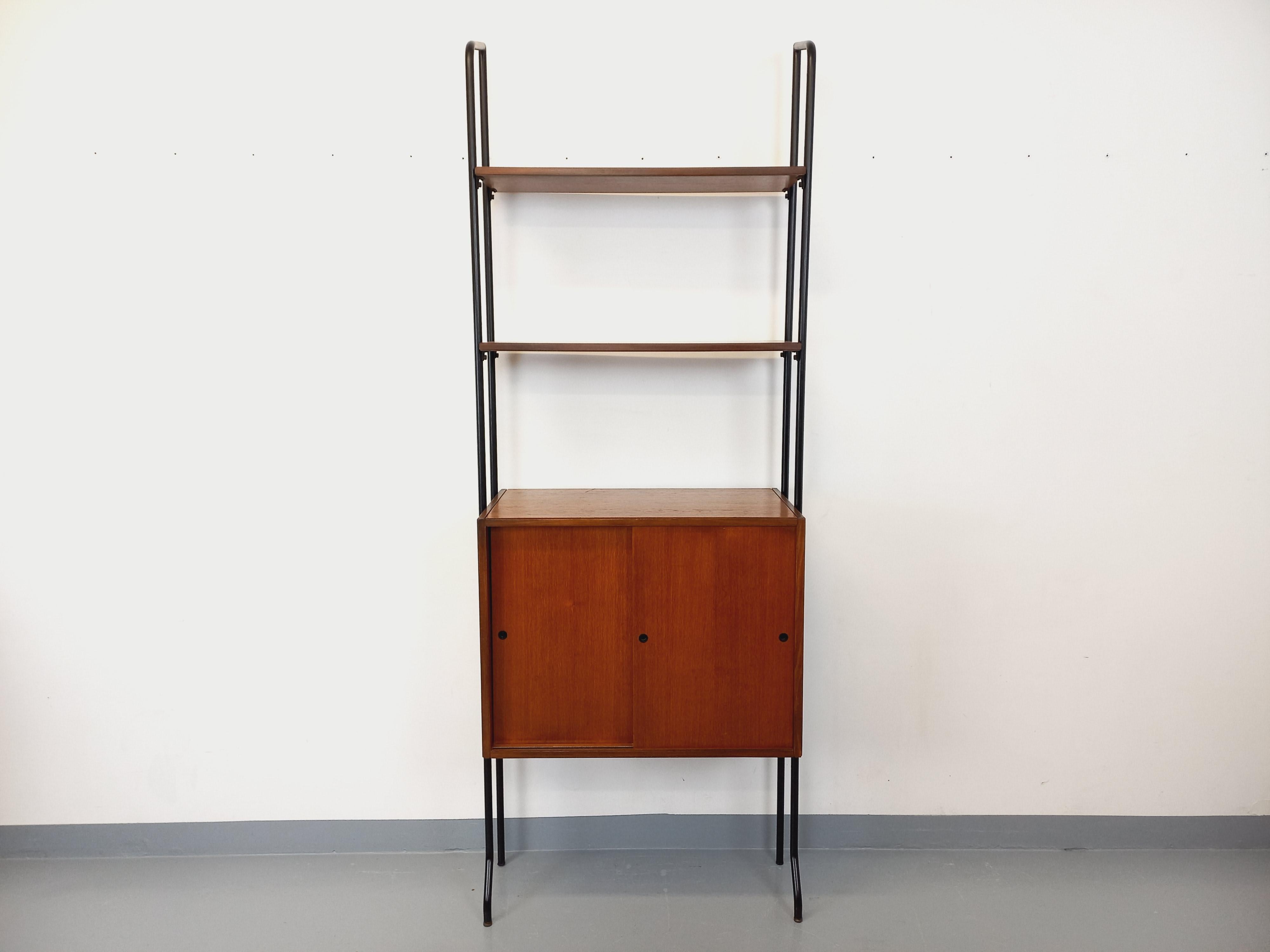 Bibliothèque étagère vintage style scandinave des années 60, design italien, en teck et métal noir, 2 étagères ouvertes, 1 module / caisson fermé par 2 portes coulissantes, 1 étagère intérieure. La bibliothèque peut être utilisée au centre d'une