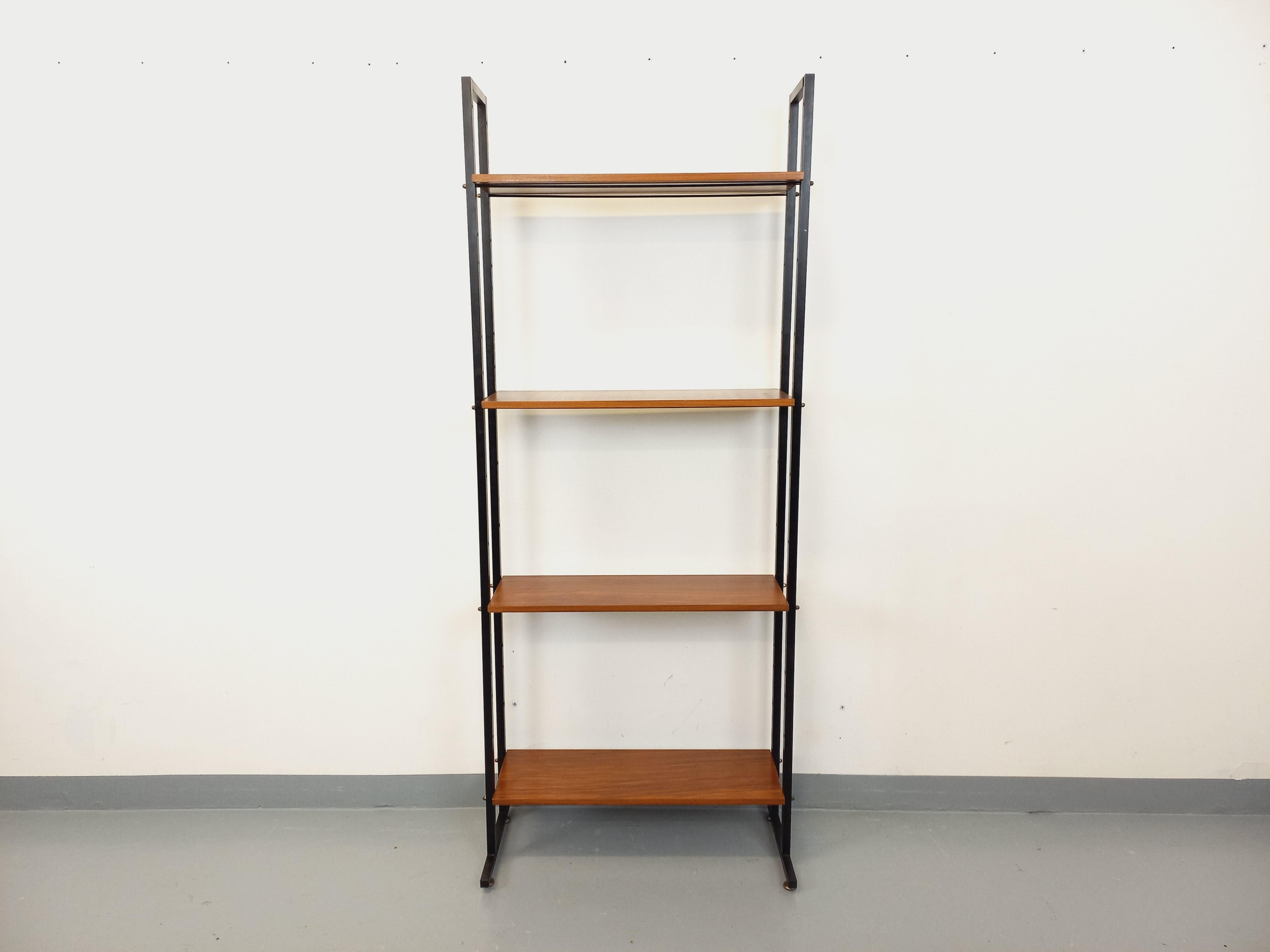 Bibliothèque étagère vintage style scandinave des années 60, design italien, en teck et métal noir, 4 étagères ouvertes, peut être utilisé au centre d’une pièce notamment pour être utilisé en séparateur de pièce, très bon état général avec des