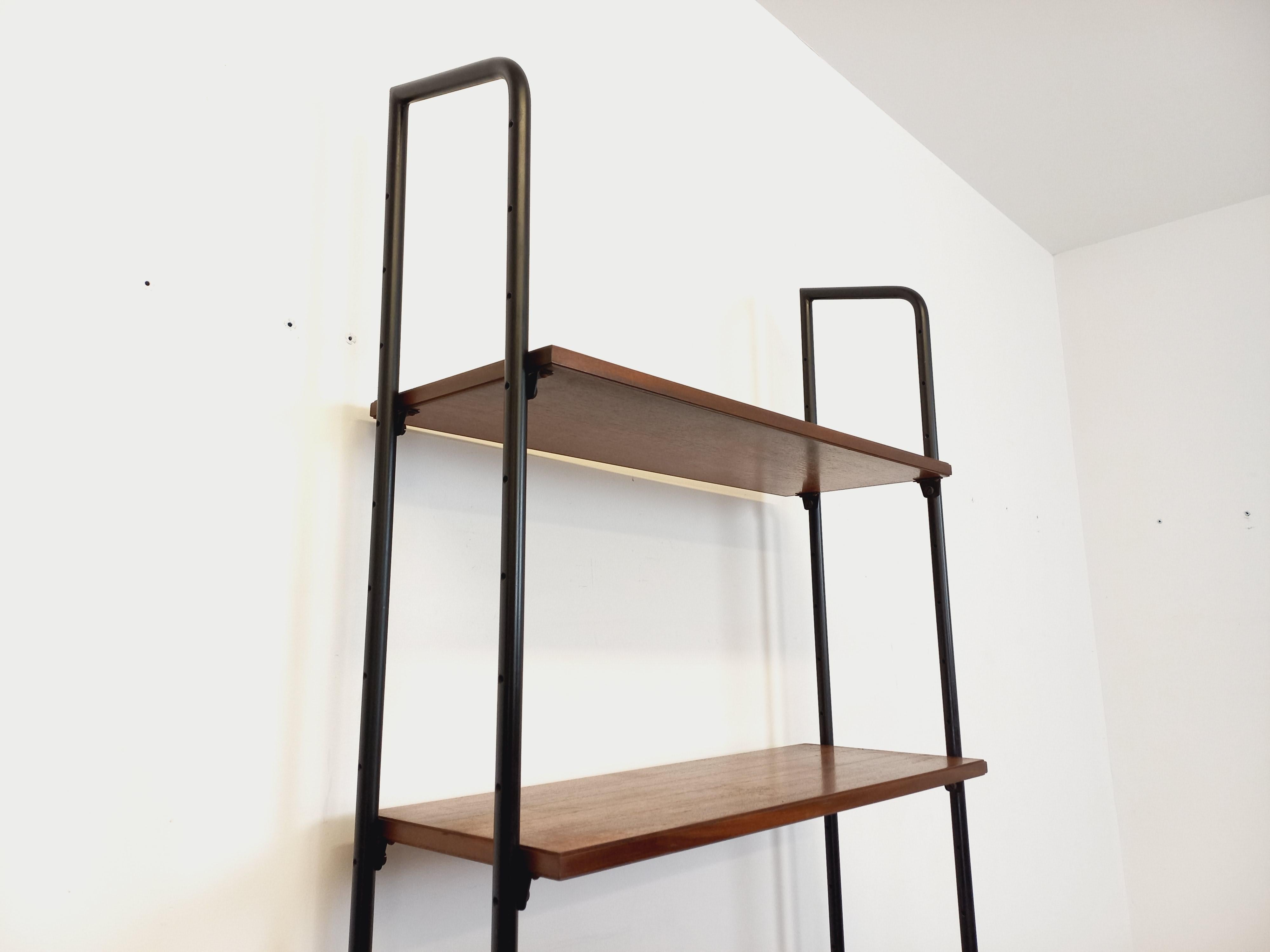 Scandinave moderne Bibliothèque étagère italienne modulable vintage en teck et métal des années 60 en vente