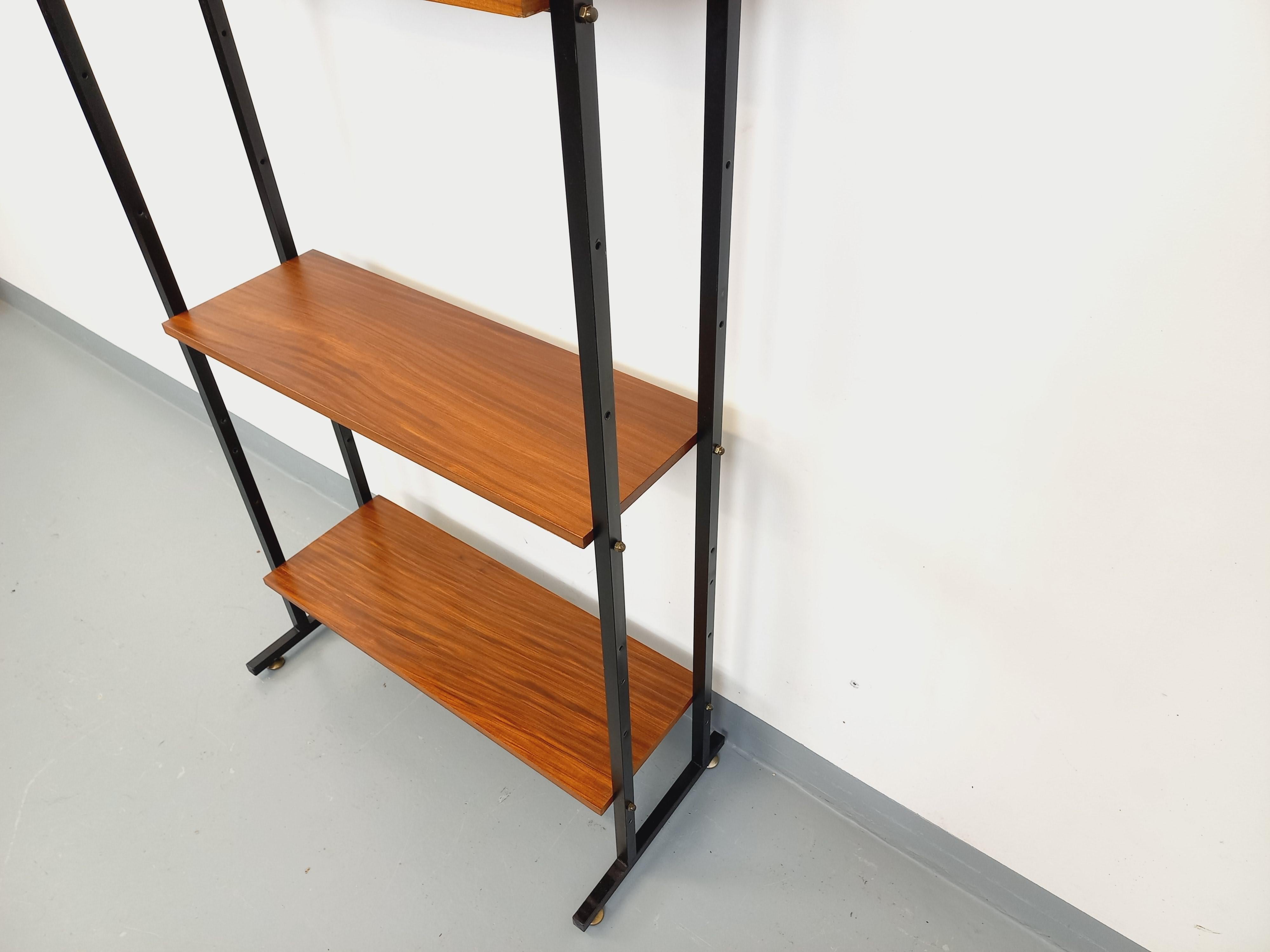 Bibliothèque étagère italienne modulable vintage en teck et métal des années 60 in vendita 1