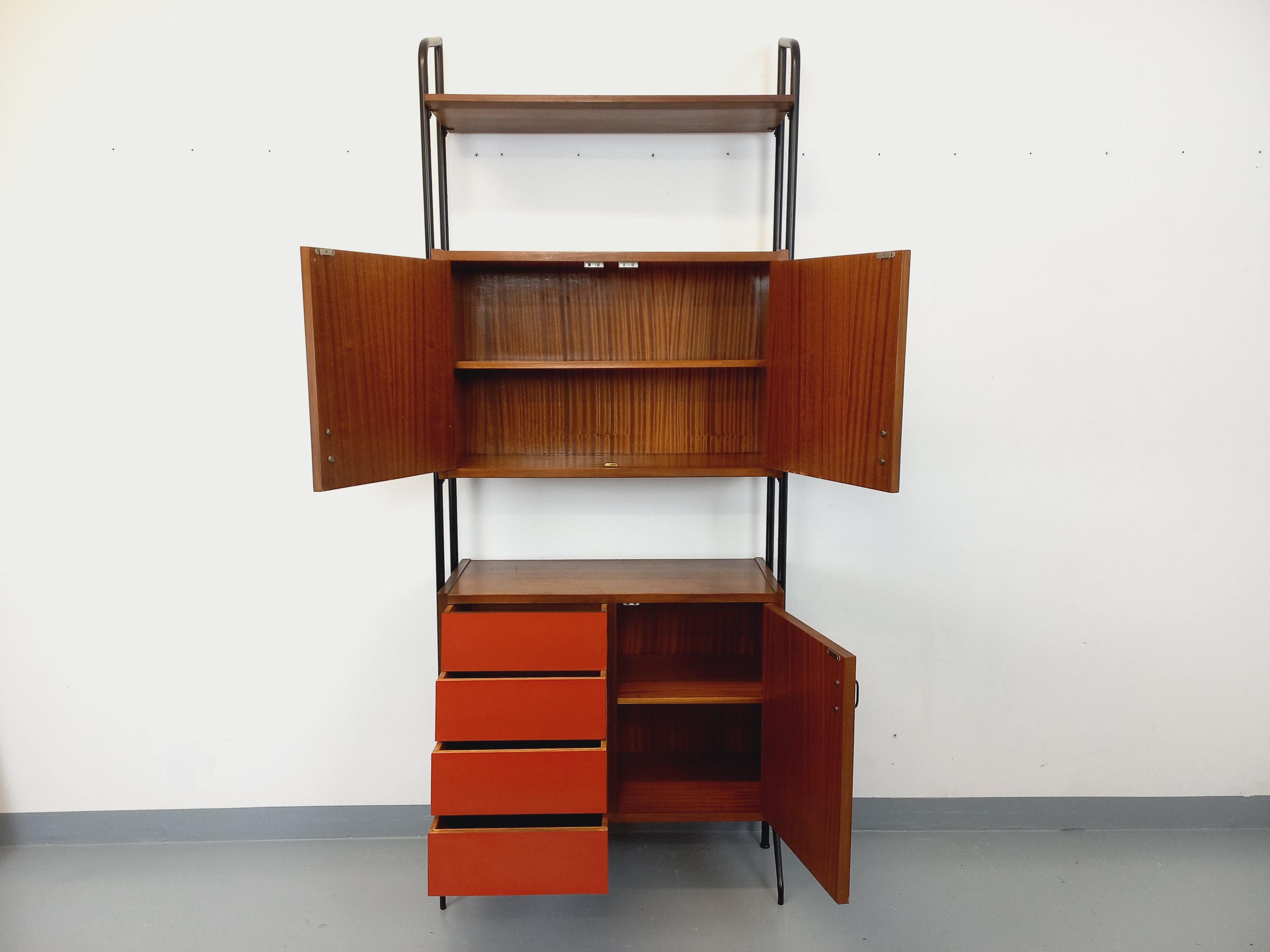 Bibliothèque étagère vintage style scandinave des années 60, design italien, en teck foncé, métal noir et mélaminé rouge, 1 étagère ouverte, 1 module de rangement 2 portes avec 1 étagère intérieure, 1 caisson de rangement avec 1 porte, 1 étagère