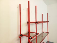 Bibliothèque étagère italienne style Bauhaus vintage en métal rouge et verre