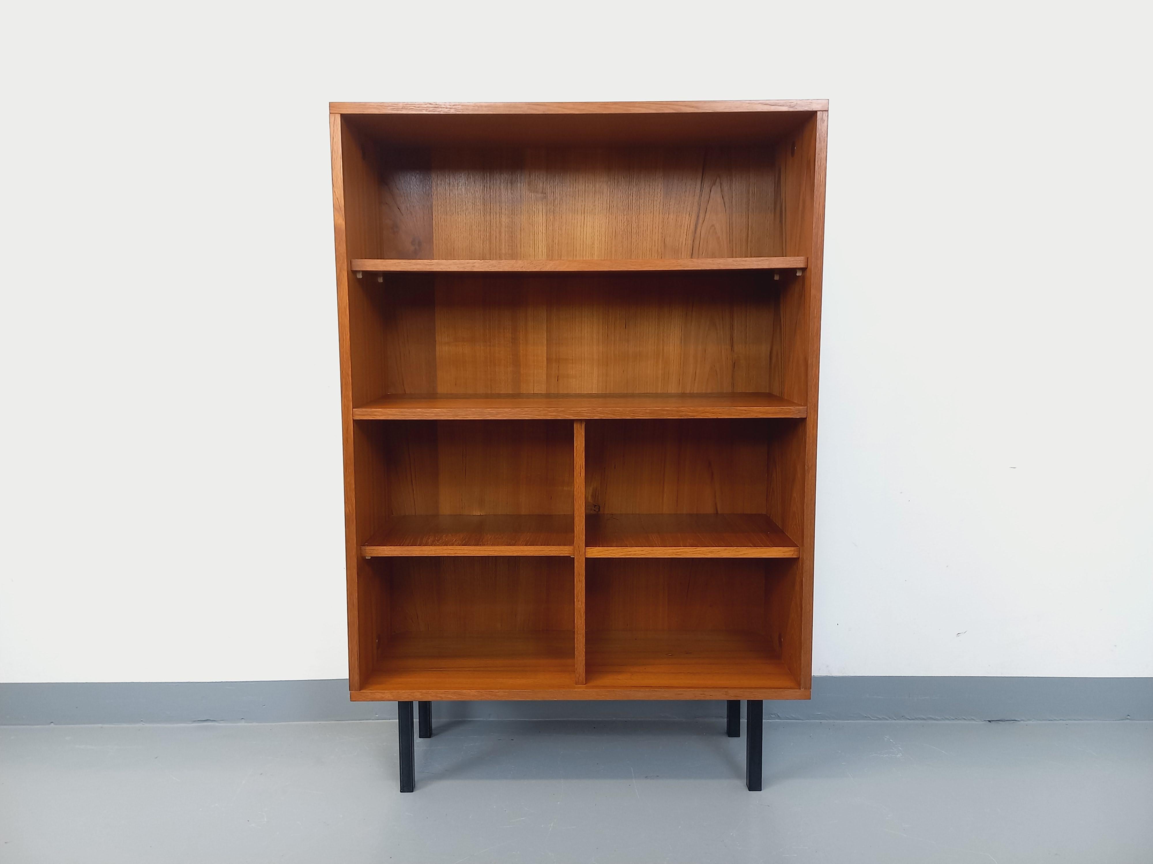 Bibliothèque étagère des années 60, style scandinave moderniste dans le goût des meubles de Antoine Philippon et Jacqueline Lecoq pour Degorre ou de Pierre Guariche pour ARP Minvielle, en teck, pieds tubulaires carrés en métal noir, 6 niches
