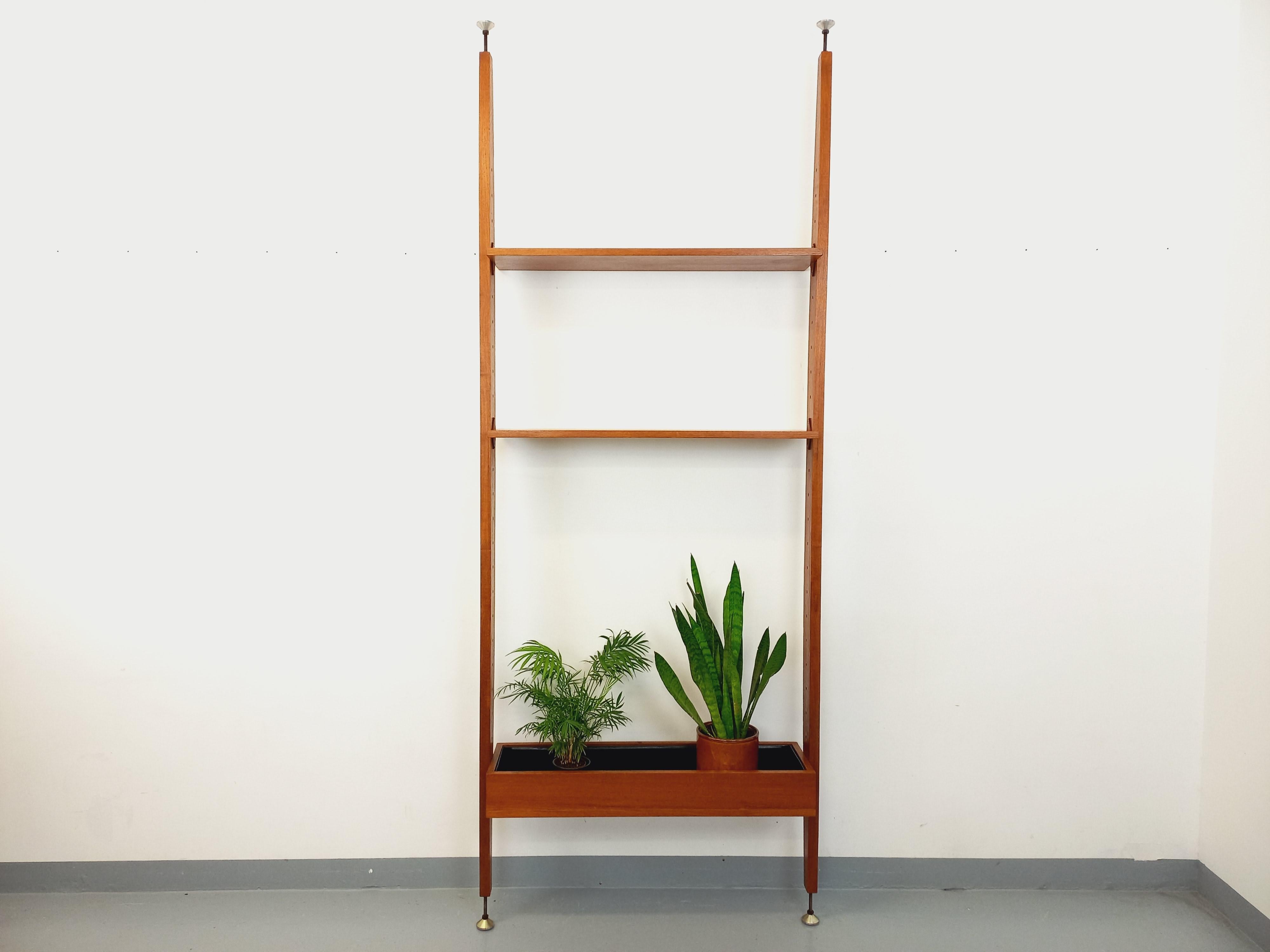Bibliothèque étagère modulable vintage style scandinave des années 60, en teck, pieds en laiton réglables pour ajustement au sol et au plafond, 2 étagères ouvertes, 1 caisson porte-plante. Très bon état général. Hauteur réglable entre 242 cm et 270