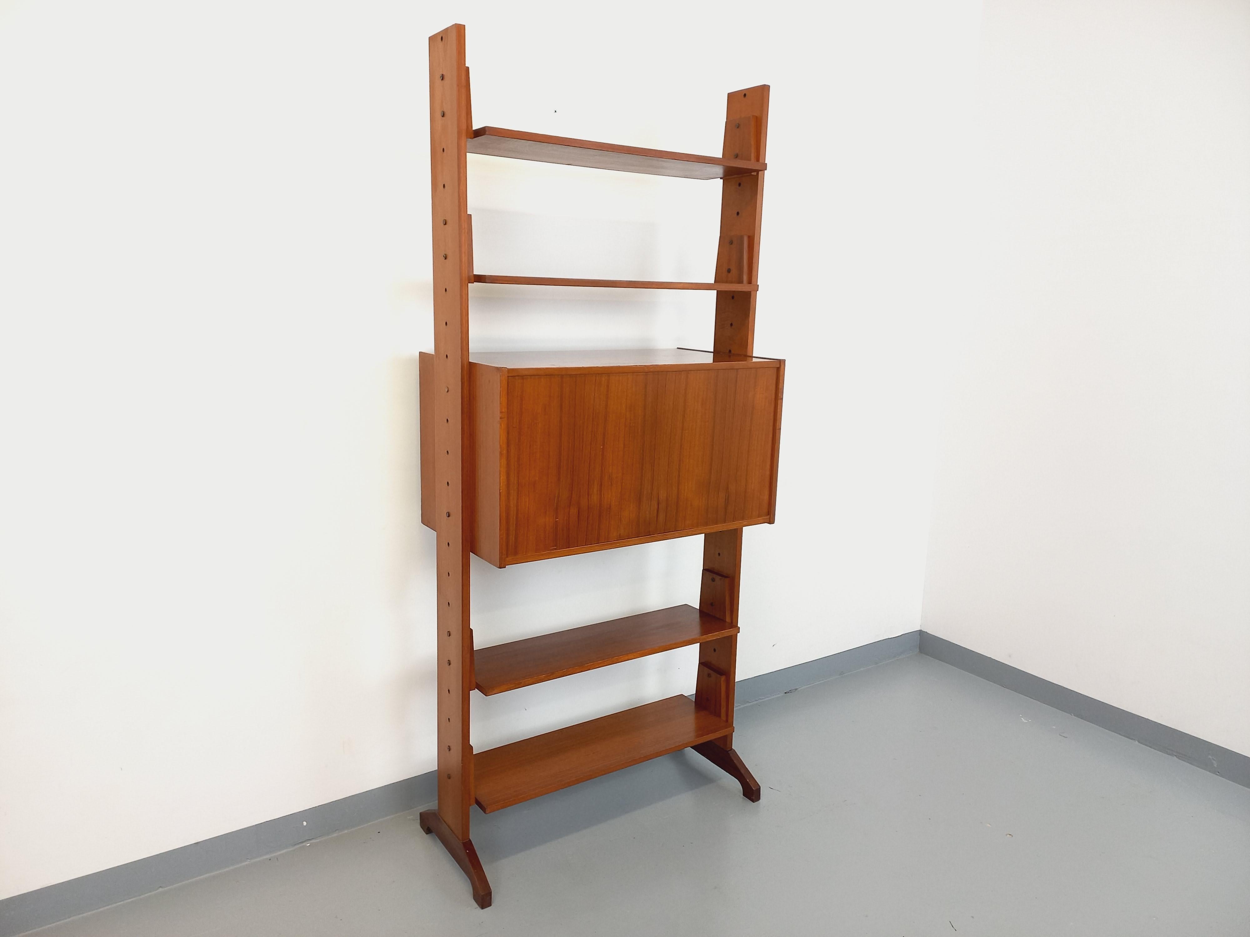 Libreria étagère modulabile stile vintage scandinavo degli anni '60, très beau design italien, tout en teck, 4 étagères, 1 module secrétaire ou bar. Il cubo può essere utilizzato al centro di un mobile (il lato del cubo è sottile), in particolare