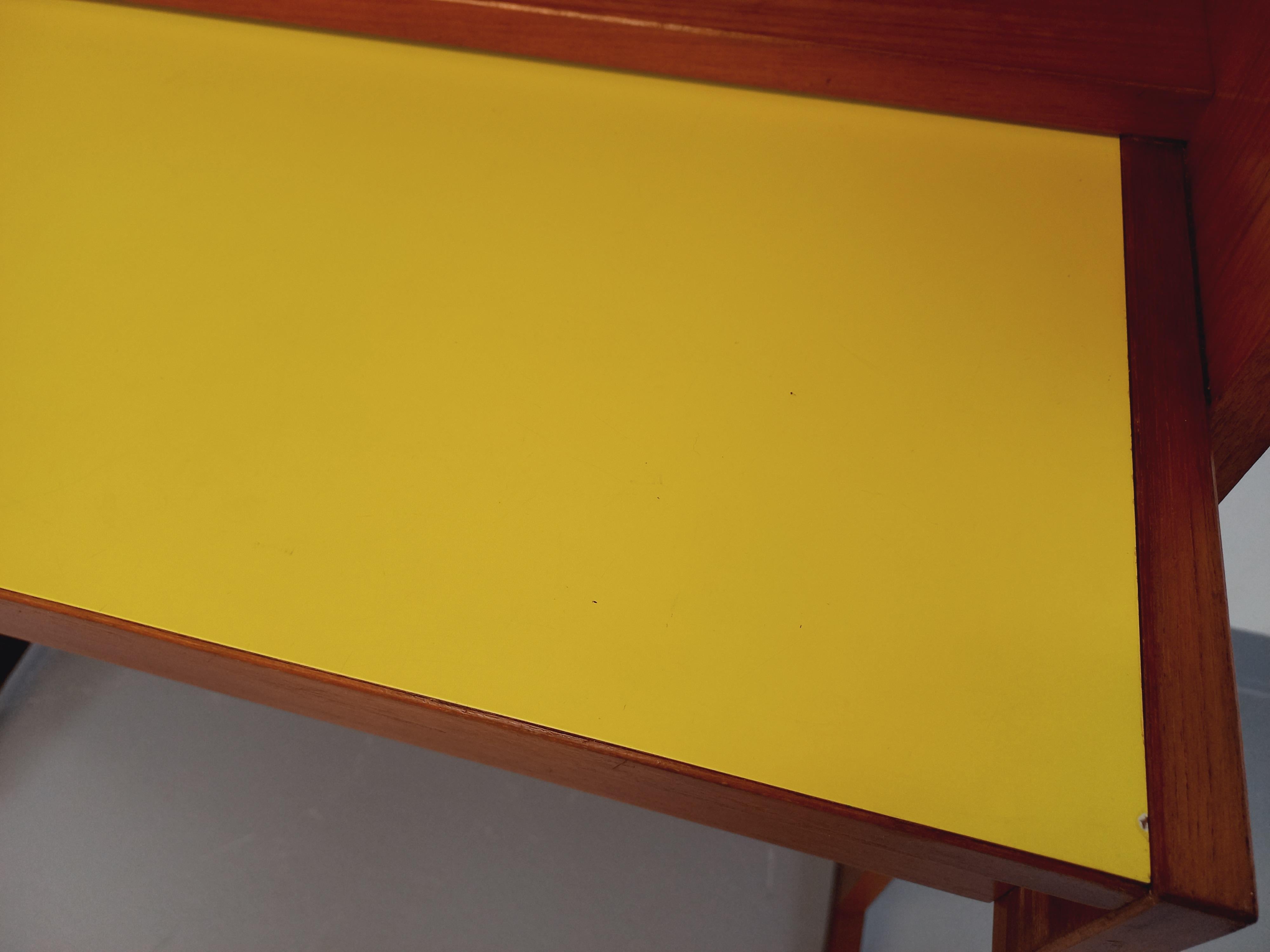 Bibliothèque étagère secrétaire vintage en teck et mélaminé jaune des années 60 4