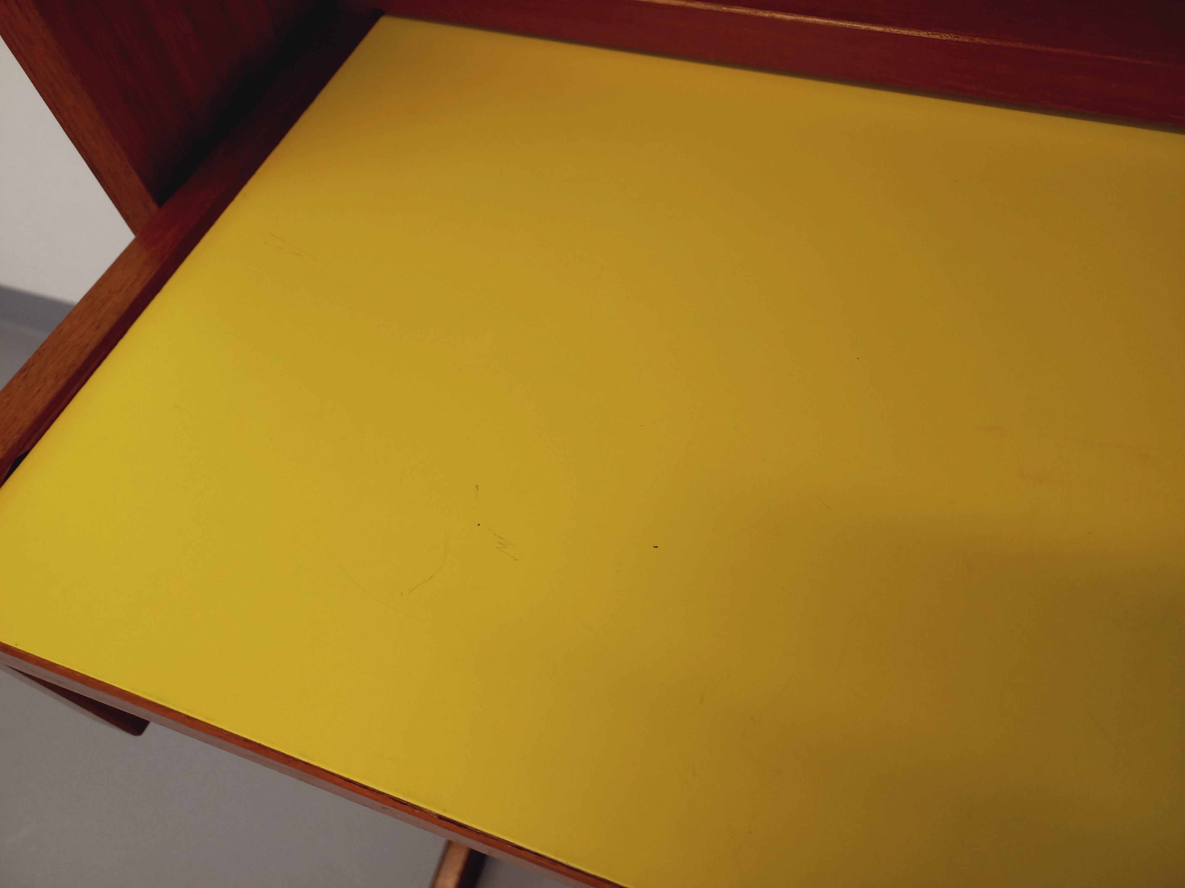 Bibliothèque étagère secrétaire vintage en teck et mélaminé jaune des années 60 5