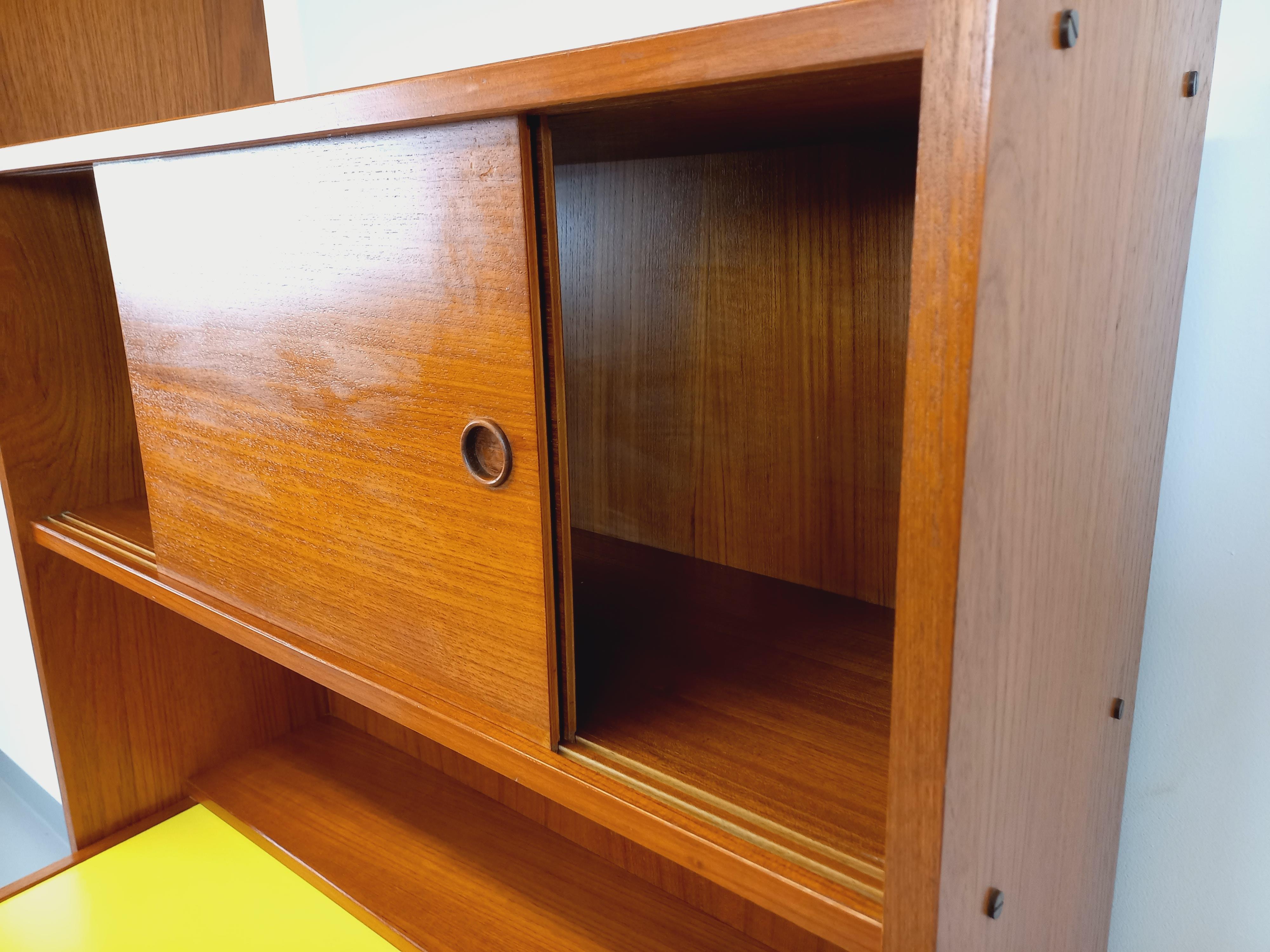 Bibliothèque étagère secrétaire vintage en teck et mélaminé jaune des années 60 6