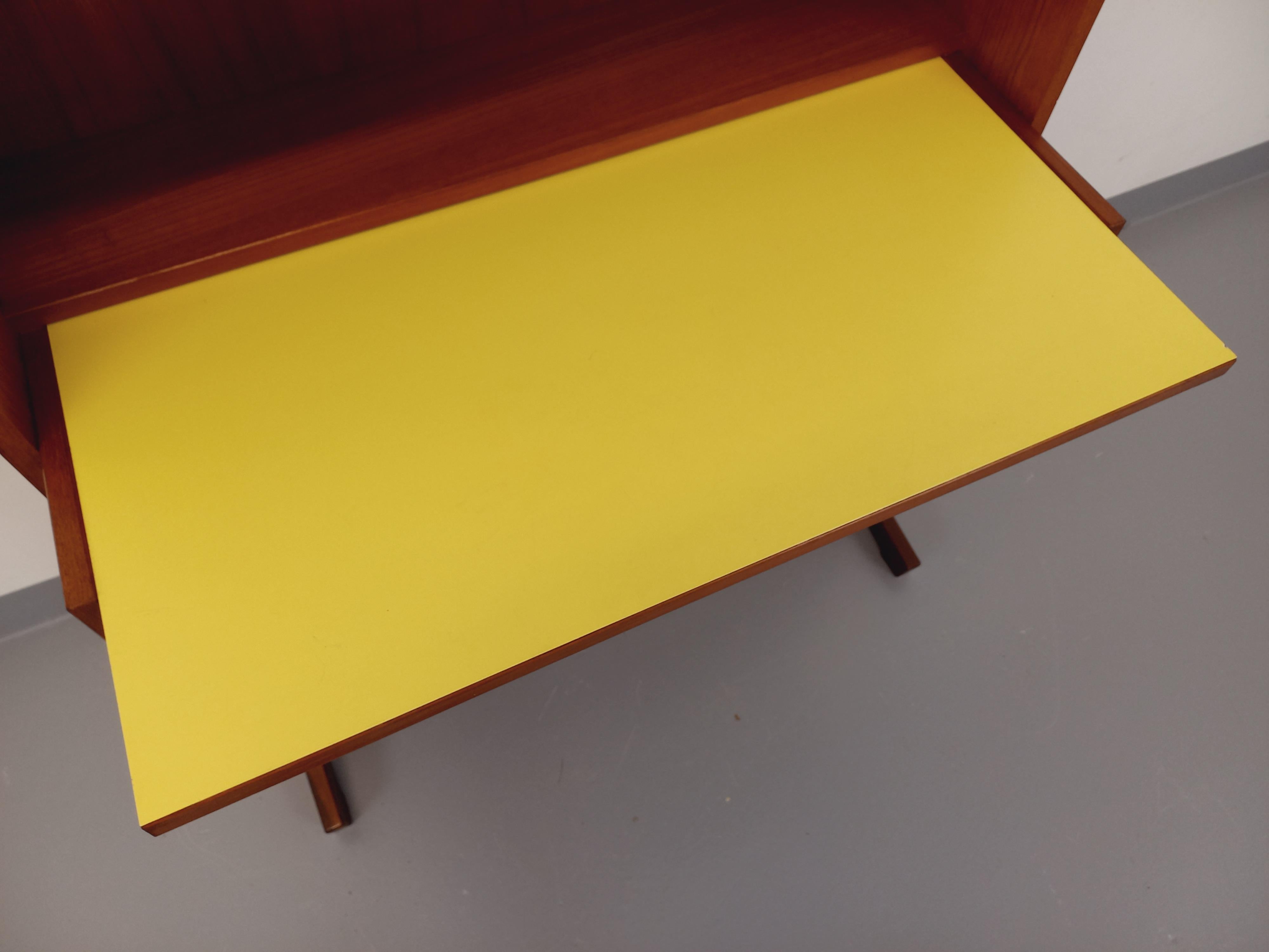 Bibliothèque étagère secrétaire vintage en teck et mélaminé jaune des années 60 7